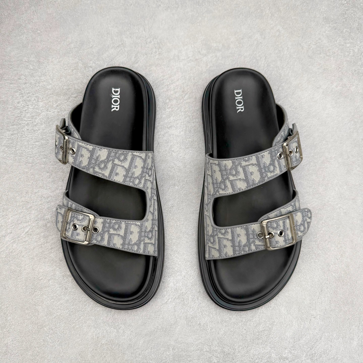 图片[2]-Dior 迪奥 Aqua 圆头平底 牛仔字母印花一字拖鞋 5色出货 现货独家供应‼ Dior 迪奥银色CD 扣图案重新诠释 灵感源自 Dior 档案。搭配“DIOR”标志和同色调凹口鞋底 可与短裤或牛仔裤轻松搭配，打造精致造型。 Size 38 39 40 41 42 43 44 45 46-选品中心