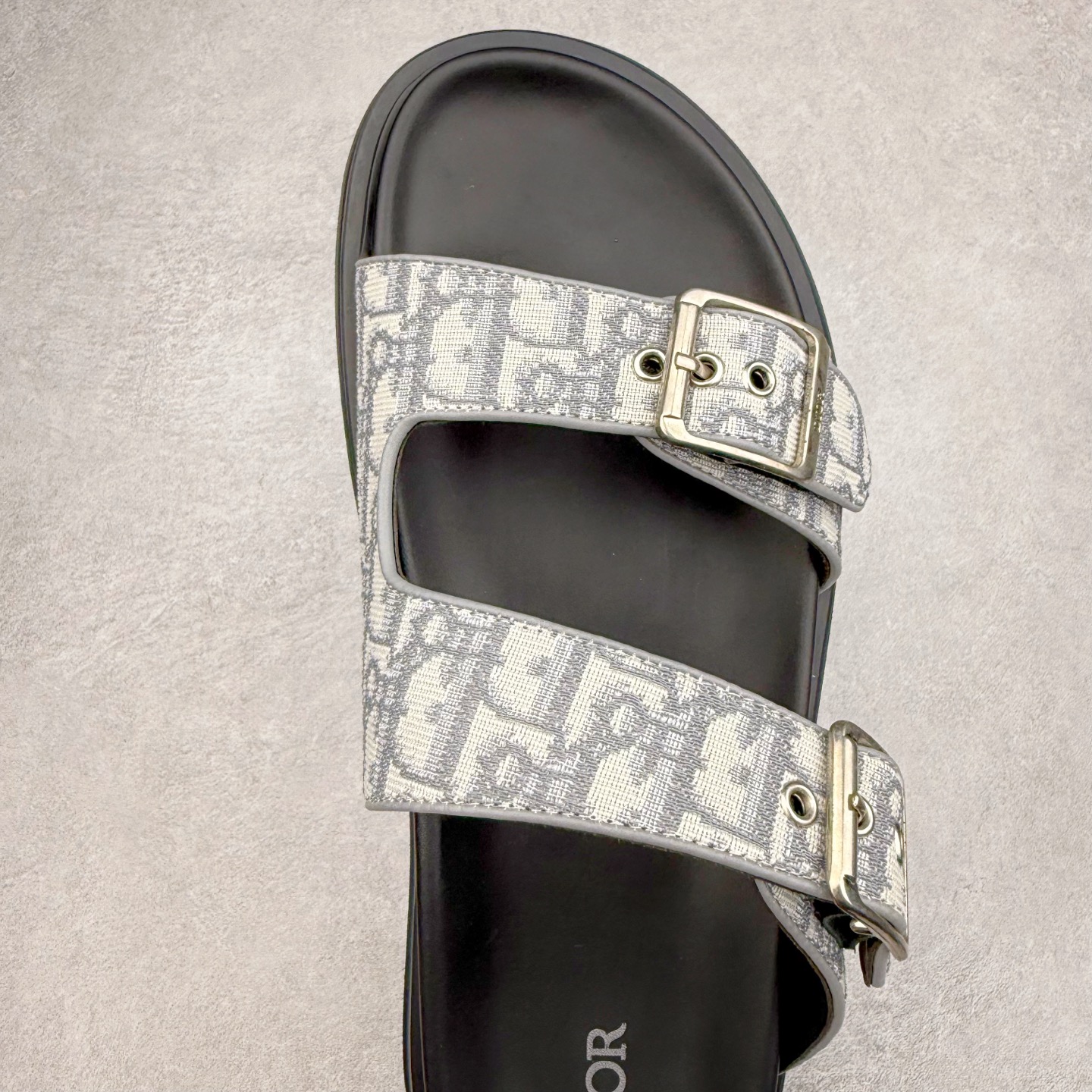 图片[4]-Dior 迪奥 Aqua 圆头平底 牛仔字母印花一字拖鞋 5色出货 现货独家供应‼ Dior 迪奥银色CD 扣图案重新诠释 灵感源自 Dior 档案。搭配“DIOR”标志和同色调凹口鞋底 可与短裤或牛仔裤轻松搭配，打造精致造型。 Size 38 39 40 41 42 43 44 45 46-选品中心