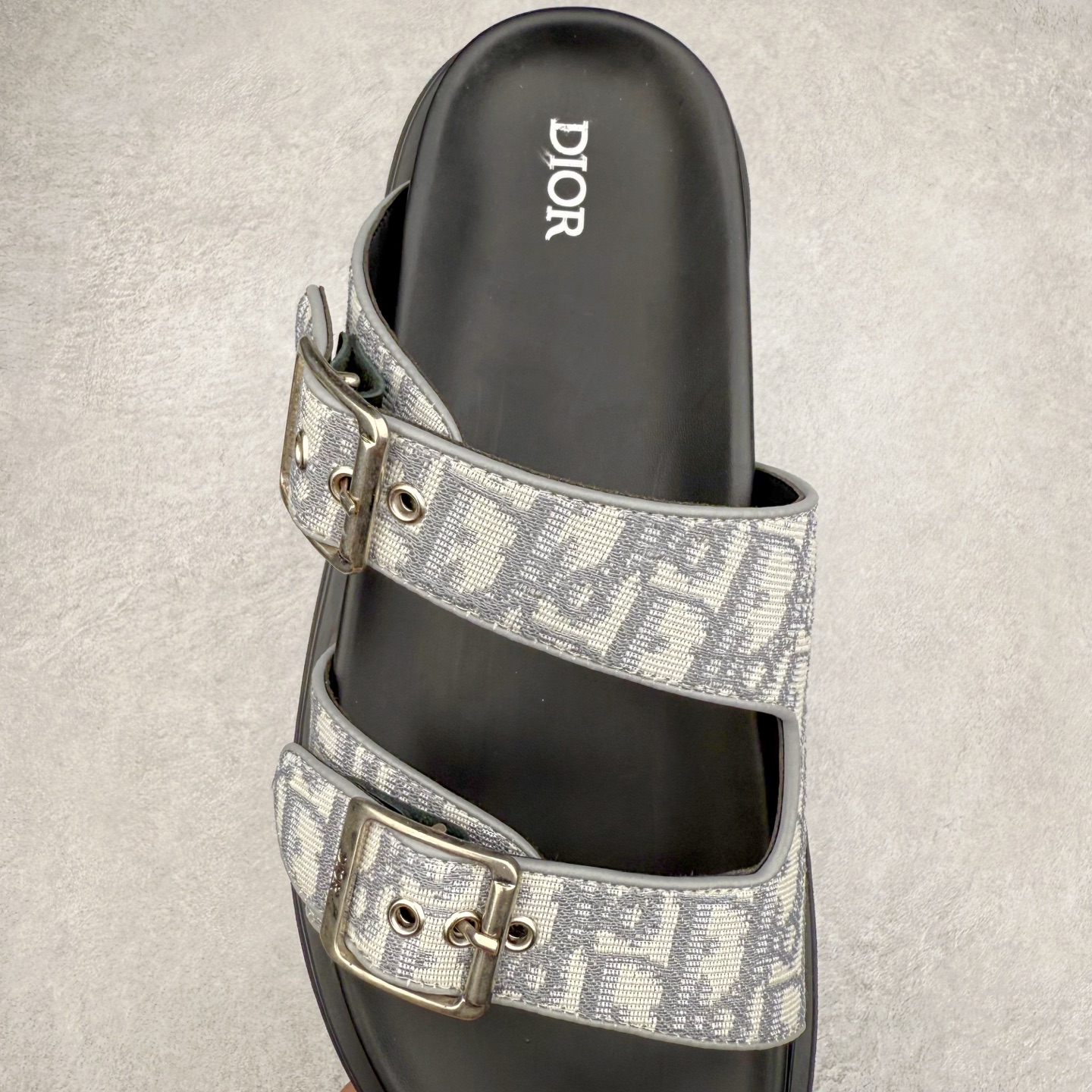 图片[5]-Dior 迪奥 Aqua 圆头平底 牛仔字母印花一字拖鞋 5色出货 现货独家供应‼ Dior 迪奥银色CD 扣图案重新诠释 灵感源自 Dior 档案。搭配“DIOR”标志和同色调凹口鞋底 可与短裤或牛仔裤轻松搭配，打造精致造型。 Size 38 39 40 41 42 43 44 45 46-选品中心