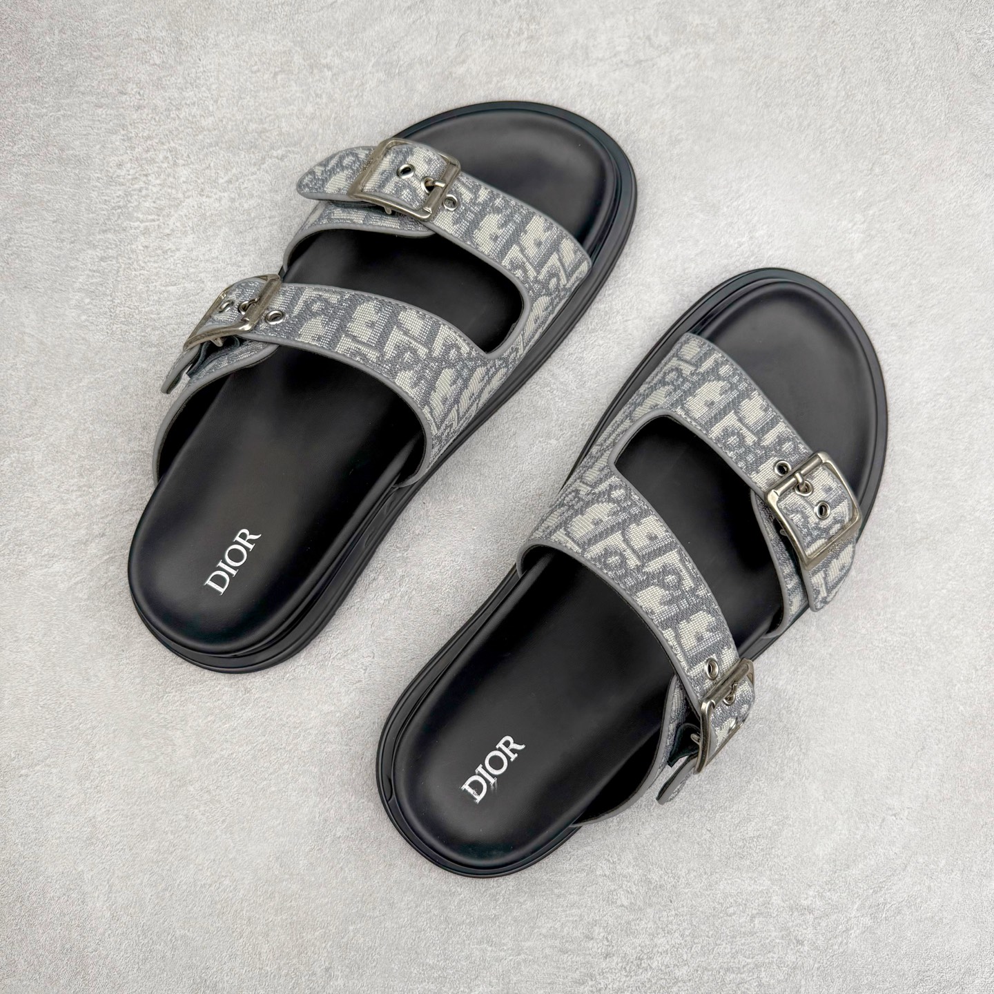 图片[3]-Dior 迪奥 Aqua 圆头平底 牛仔字母印花一字拖鞋 5色出货 现货独家供应‼ Dior 迪奥银色CD 扣图案重新诠释 灵感源自 Dior 档案。搭配“DIOR”标志和同色调凹口鞋底 可与短裤或牛仔裤轻松搭配，打造精致造型。 Size 38 39 40 41 42 43 44 45 46-选品中心