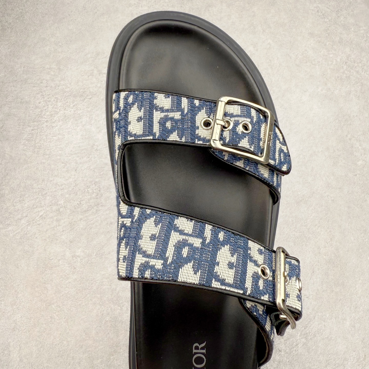 图片[4]-Dior 迪奥 Aqua 圆头平底 牛仔字母印花一字拖鞋 5色出货 现货独家供应‼ Dior 迪奥银色CD 扣图案重新诠释 灵感源自 Dior 档案。搭配“DIOR”标志和同色调凹口鞋底 可与短裤或牛仔裤轻松搭配，打造精致造型。 Size 38 39 40 41 42 43 44 45 46-选品中心