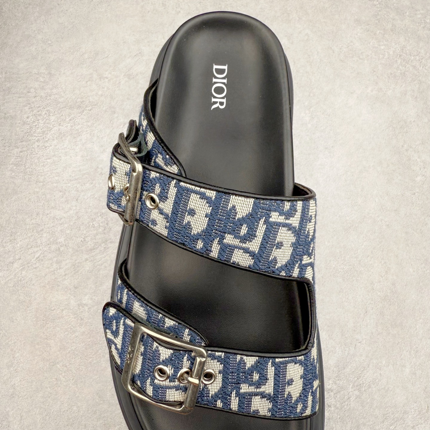 图片[5]-Dior 迪奥 Aqua 圆头平底 牛仔字母印花一字拖鞋 5色出货 现货独家供应‼ Dior 迪奥银色CD 扣图案重新诠释 灵感源自 Dior 档案。搭配“DIOR”标志和同色调凹口鞋底 可与短裤或牛仔裤轻松搭配，打造精致造型。 Size 38 39 40 41 42 43 44 45 46-选品中心