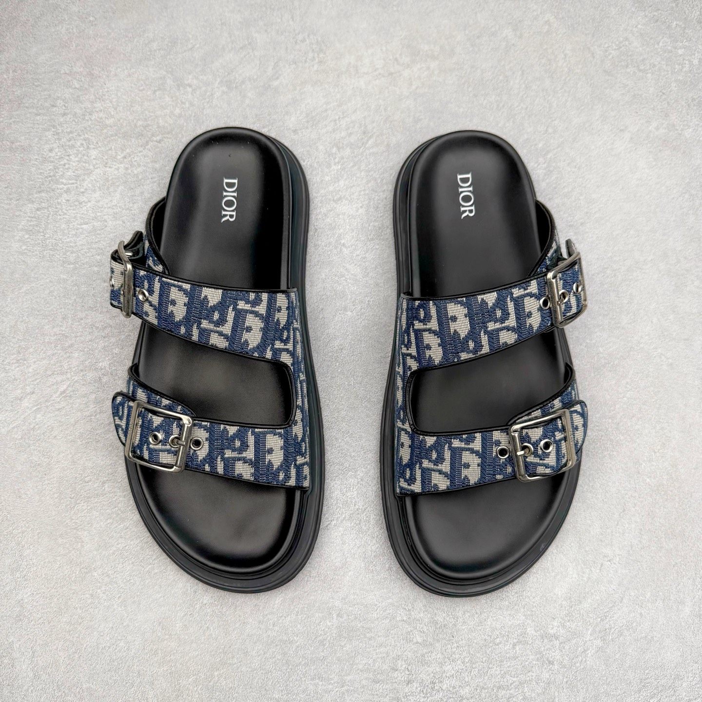 图片[2]-Dior 迪奥 Aqua 圆头平底 牛仔字母印花一字拖鞋 5色出货 现货独家供应‼ Dior 迪奥银色CD 扣图案重新诠释 灵感源自 Dior 档案。搭配“DIOR”标志和同色调凹口鞋底 可与短裤或牛仔裤轻松搭配，打造精致造型。 Size 38 39 40 41 42 43 44 45 46-选品中心