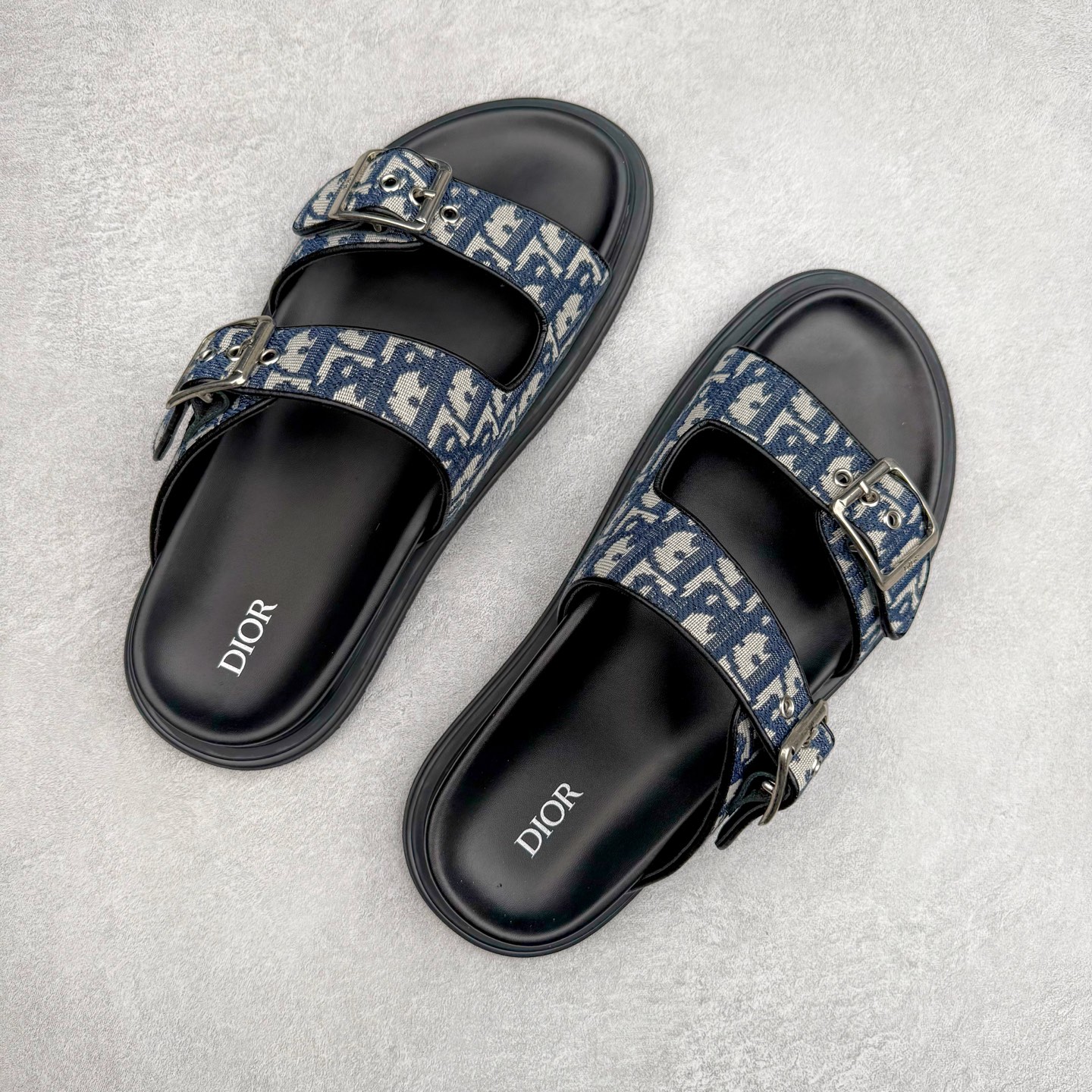 图片[3]-Dior 迪奥 Aqua 圆头平底 牛仔字母印花一字拖鞋 5色出货 现货独家供应‼ Dior 迪奥银色CD 扣图案重新诠释 灵感源自 Dior 档案。搭配“DIOR”标志和同色调凹口鞋底 可与短裤或牛仔裤轻松搭配，打造精致造型。 Size 38 39 40 41 42 43 44 45 46-选品中心