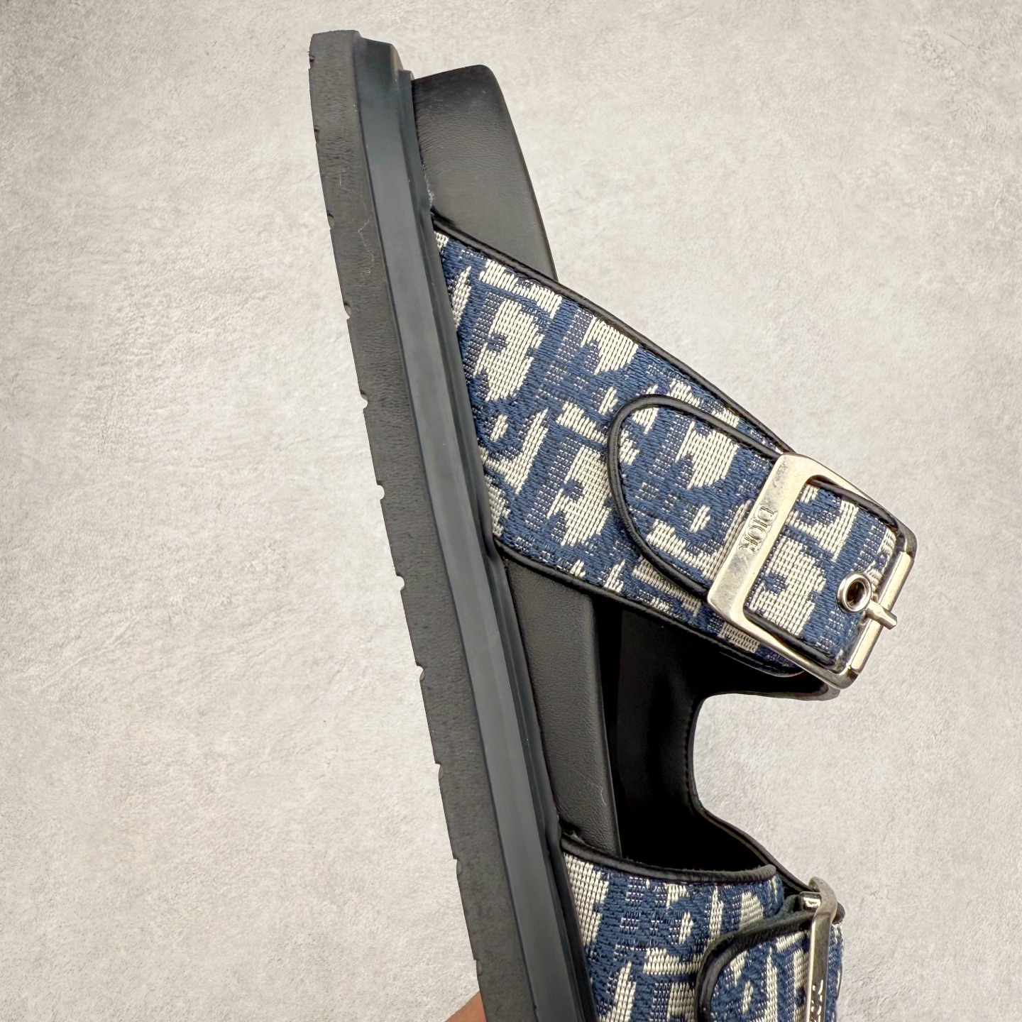 图片[6]-Dior 迪奥 Aqua 圆头平底 牛仔字母印花一字拖鞋 5色出货 现货独家供应‼ Dior 迪奥银色CD 扣图案重新诠释 灵感源自 Dior 档案。搭配“DIOR”标志和同色调凹口鞋底 可与短裤或牛仔裤轻松搭配，打造精致造型。 Size 38 39 40 41 42 43 44 45 46-选品中心