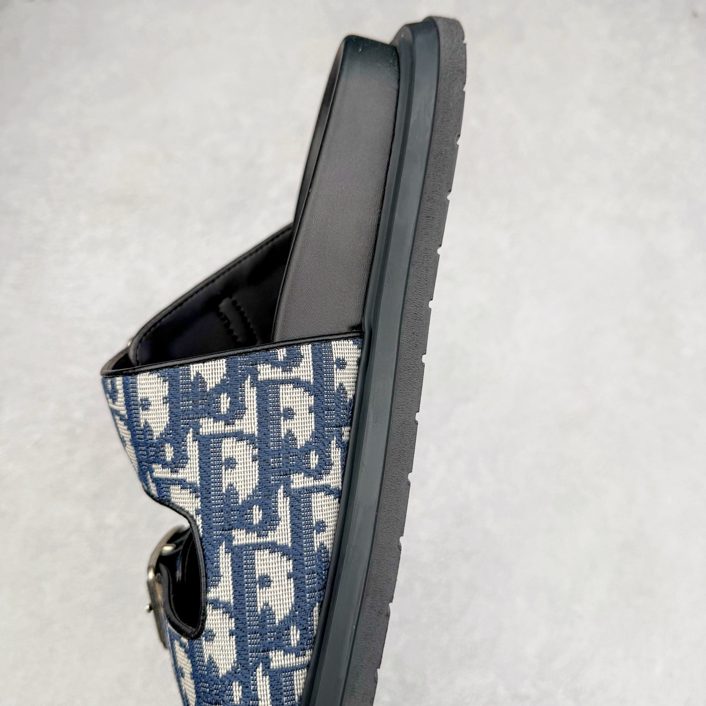 图片[7]-Dior 迪奥 Aqua 圆头平底 牛仔字母印花一字拖鞋 5色出货 现货独家供应‼ Dior 迪奥银色CD 扣图案重新诠释 灵感源自 Dior 档案。搭配“DIOR”标志和同色调凹口鞋底 可与短裤或牛仔裤轻松搭配，打造精致造型。 Size 38 39 40 41 42 43 44 45 46-选品中心