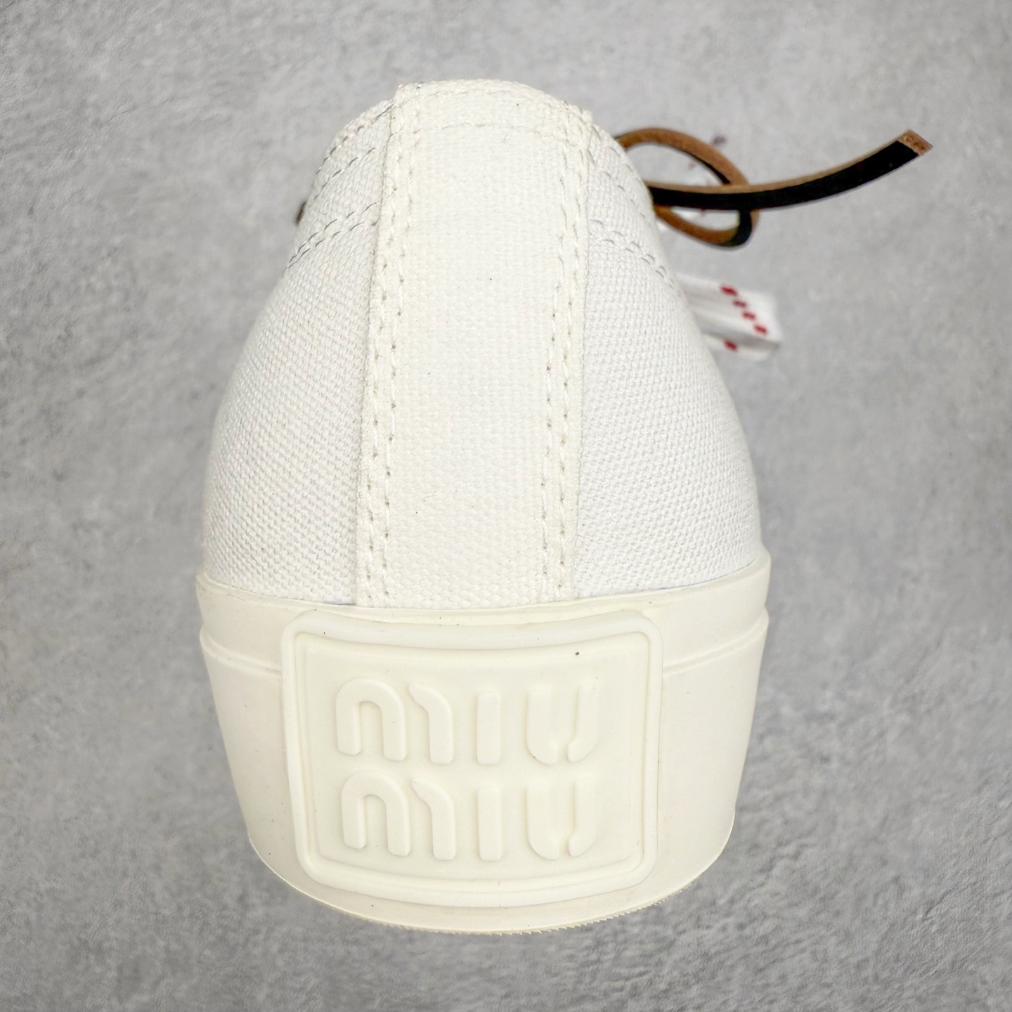 图片[8]-Miumiu缪缪 2025早春时尚新品帆布板鞋 双鞋带搭配 体现了Miu Miu 的大胆特色 尽展女士魅力 简约线条 别致徽标饰于鞋舌点缀 现代风格简约高级 轻松搭配 尽显女士风彩 羊皮内里 尺码：36/40-选品中心