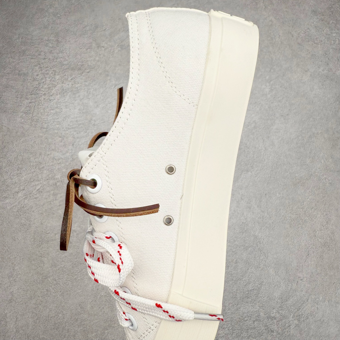 图片[7]-Miumiu缪缪 2025早春时尚新品帆布板鞋 双鞋带搭配 体现了Miu Miu 的大胆特色 尽展女士魅力 简约线条 别致徽标饰于鞋舌点缀 现代风格简约高级 轻松搭配 尽显女士风彩 羊皮内里 尺码：36/40-选品中心