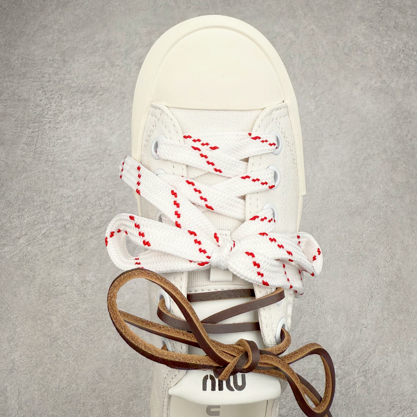图片[4]-Miumiu缪缪 2025早春时尚新品帆布板鞋 双鞋带搭配 体现了Miu Miu 的大胆特色 尽展女士魅力 简约线条 别致徽标饰于鞋舌点缀 现代风格简约高级 轻松搭配 尽显女士风彩 羊皮内里 尺码：36/40-选品中心