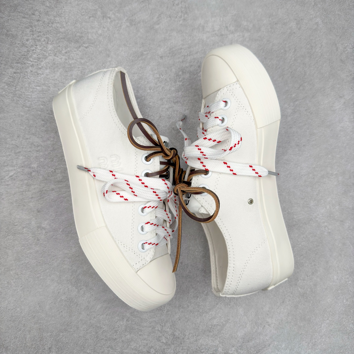 图片[3]-Miumiu缪缪 2025早春时尚新品帆布板鞋 双鞋带搭配 体现了Miu Miu 的大胆特色 尽展女士魅力 简约线条 别致徽标饰于鞋舌点缀 现代风格简约高级 轻松搭配 尽显女士风彩 羊皮内里 尺码：36/40-选品中心