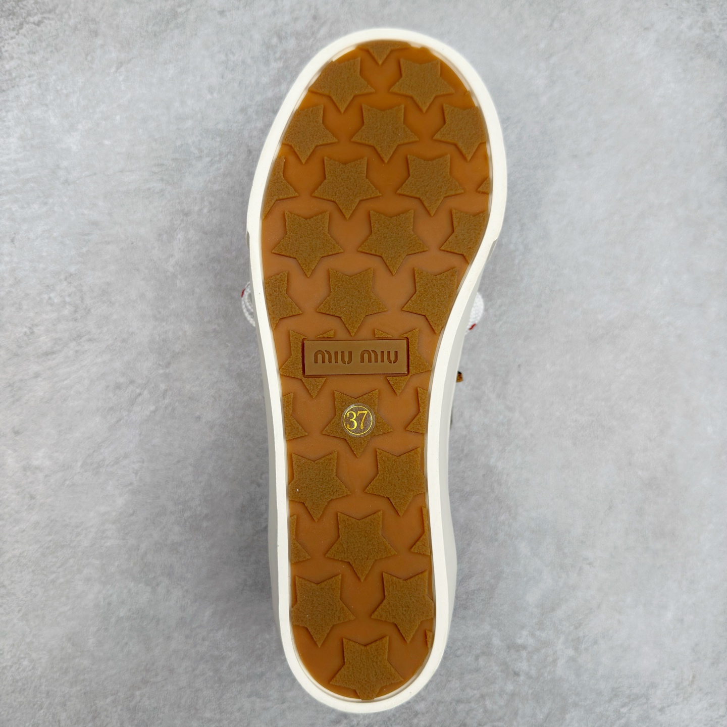 图片[9]-Miumiu缪缪 2025早春时尚新品帆布板鞋 双鞋带搭配 体现了Miu Miu 的大胆特色 尽展女士魅力 简约线条 别致徽标饰于鞋舌点缀 现代风格简约高级 轻松搭配 尽显女士风彩 羊皮内里 尺码：36/40-选品中心
