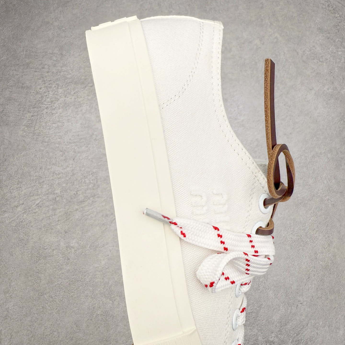 图片[6]-Miumiu缪缪 2025早春时尚新品帆布板鞋 双鞋带搭配 体现了Miu Miu 的大胆特色 尽展女士魅力 简约线条 别致徽标饰于鞋舌点缀 现代风格简约高级 轻松搭配 尽显女士风彩 羊皮内里 尺码：36/40-选品中心