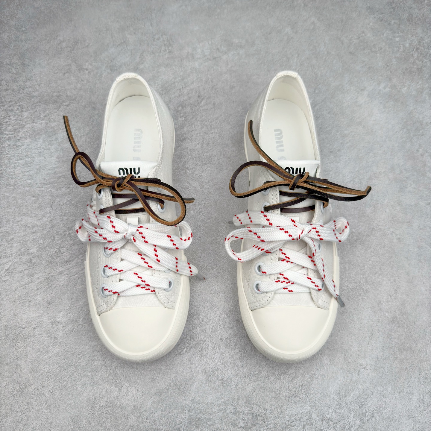 图片[2]-Miumiu缪缪 2025早春时尚新品帆布板鞋 双鞋带搭配 体现了Miu Miu 的大胆特色 尽展女士魅力 简约线条 别致徽标饰于鞋舌点缀 现代风格简约高级 轻松搭配 尽显女士风彩 羊皮内里 尺码：36/40-选品中心