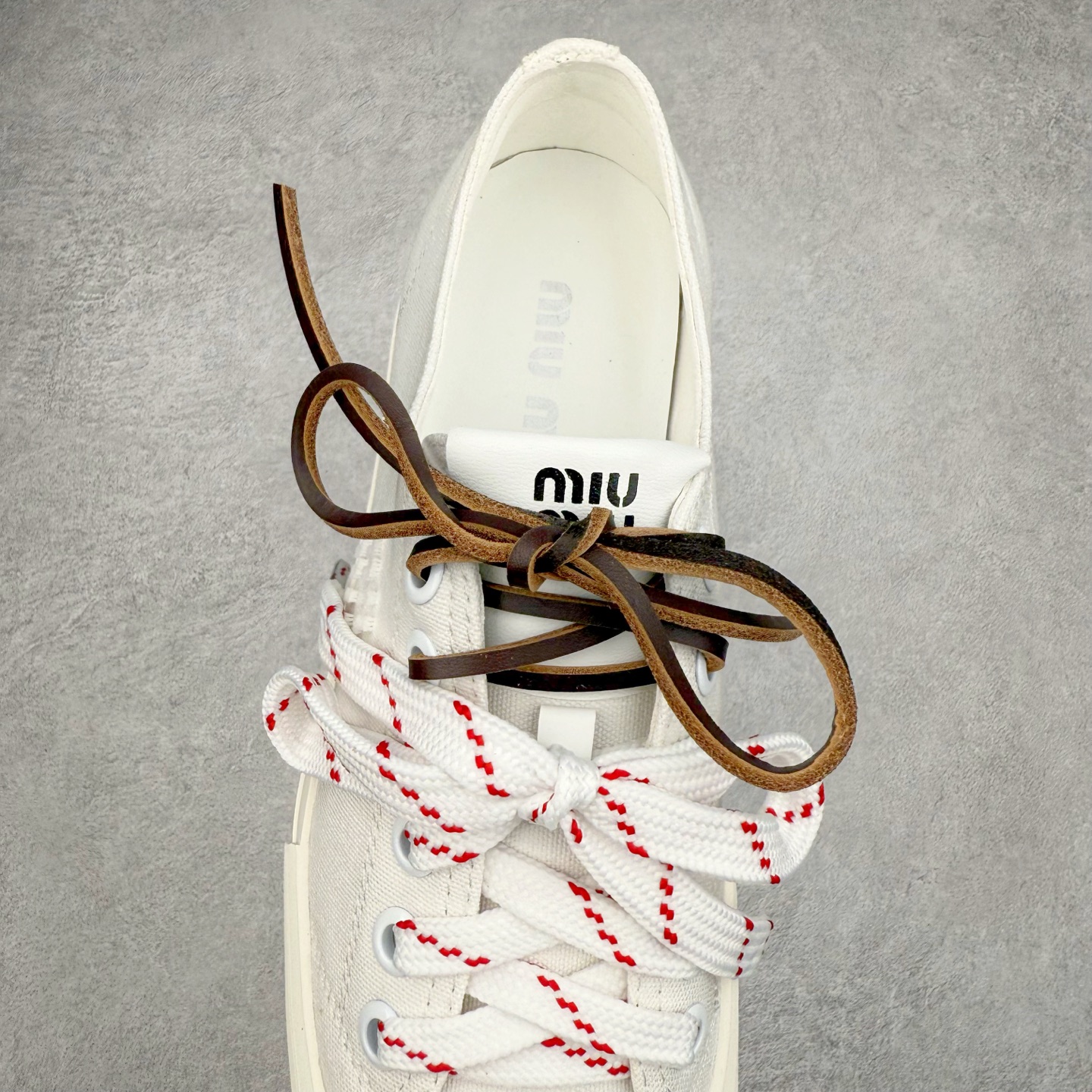 图片[5]-Miumiu缪缪 2025早春时尚新品帆布板鞋 双鞋带搭配 体现了Miu Miu 的大胆特色 尽展女士魅力 简约线条 别致徽标饰于鞋舌点缀 现代风格简约高级 轻松搭配 尽显女士风彩 羊皮内里 尺码：36/40-选品中心