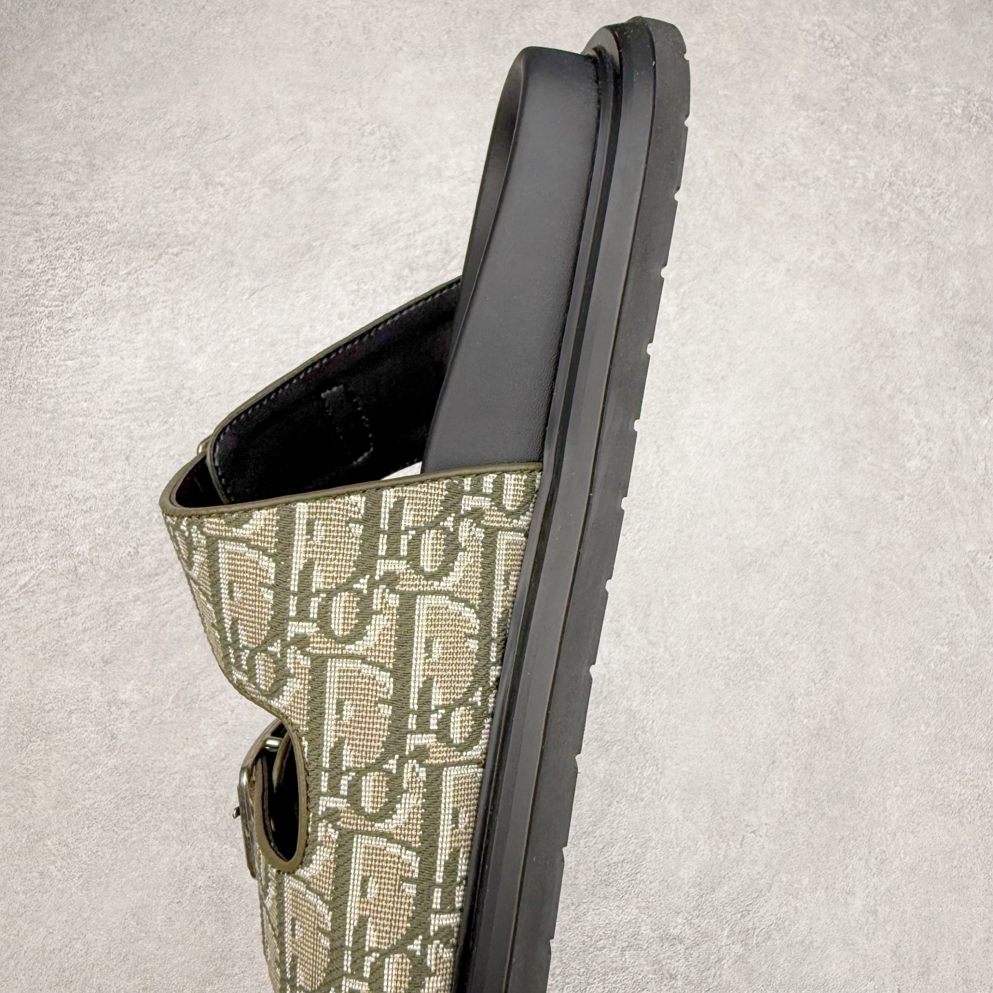 图片[7]-Dior 迪奥 Aqua 圆头平底 牛仔字母印花一字拖鞋 5色出货 现货独家供应‼ Dior 迪奥银色CD 扣图案重新诠释 灵感源自 Dior 档案。搭配“DIOR”标志和同色调凹口鞋底 可与短裤或牛仔裤轻松搭配，打造精致造型。 Size 38 39 40 41 42 43 44 45 46-选品中心