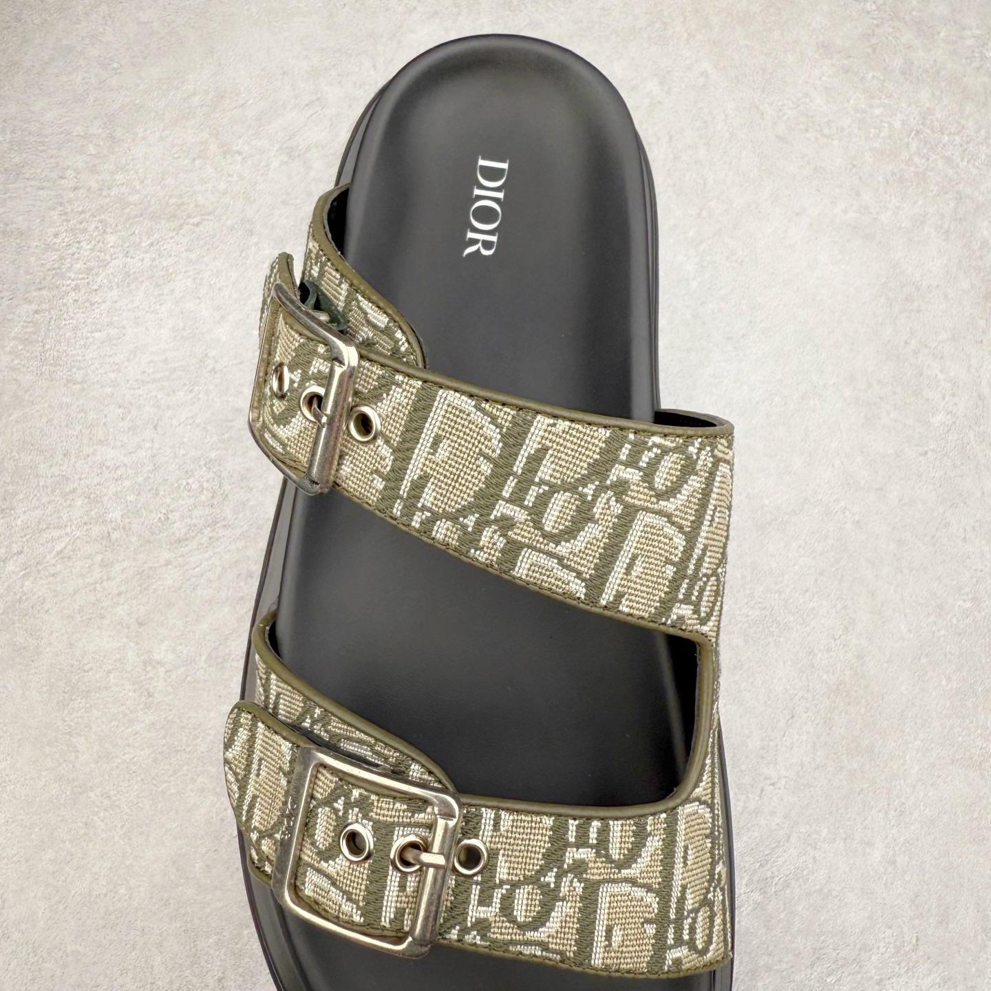 图片[5]-Dior 迪奥 Aqua 圆头平底 牛仔字母印花一字拖鞋 5色出货 现货独家供应‼ Dior 迪奥银色CD 扣图案重新诠释 灵感源自 Dior 档案。搭配“DIOR”标志和同色调凹口鞋底 可与短裤或牛仔裤轻松搭配，打造精致造型。 Size 38 39 40 41 42 43 44 45 46-选品中心