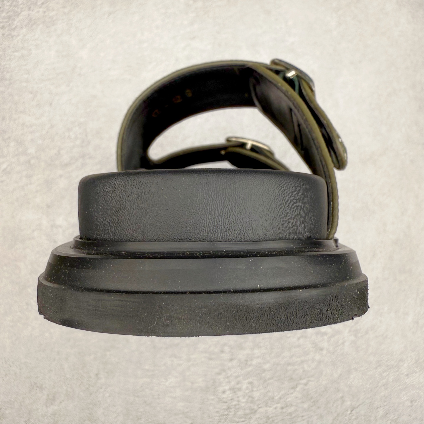 图片[8]-Dior 迪奥 Aqua 圆头平底 牛仔字母印花一字拖鞋 5色出货 现货独家供应‼ Dior 迪奥银色CD 扣图案重新诠释 灵感源自 Dior 档案。搭配“DIOR”标志和同色调凹口鞋底 可与短裤或牛仔裤轻松搭配，打造精致造型。 Size 38 39 40 41 42 43 44 45 46-选品中心