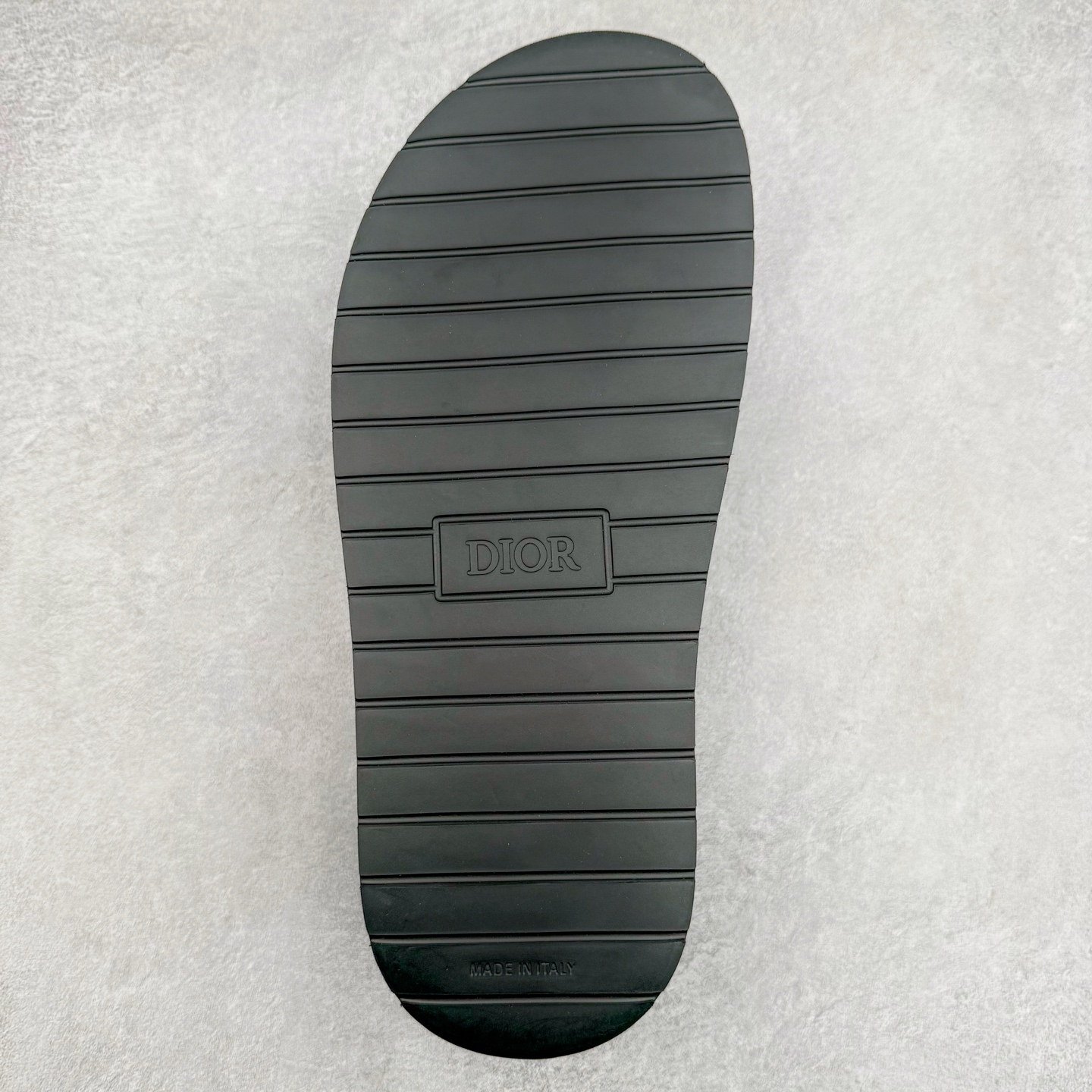 图片[9]-Dior 迪奥 Aqua 圆头平底 牛仔字母印花一字拖鞋 5色出货 现货独家供应‼ Dior 迪奥银色CD 扣图案重新诠释 灵感源自 Dior 档案。搭配“DIOR”标志和同色调凹口鞋底 可与短裤或牛仔裤轻松搭配，打造精致造型。 Size 38 39 40 41 42 43 44 45 46-选品中心