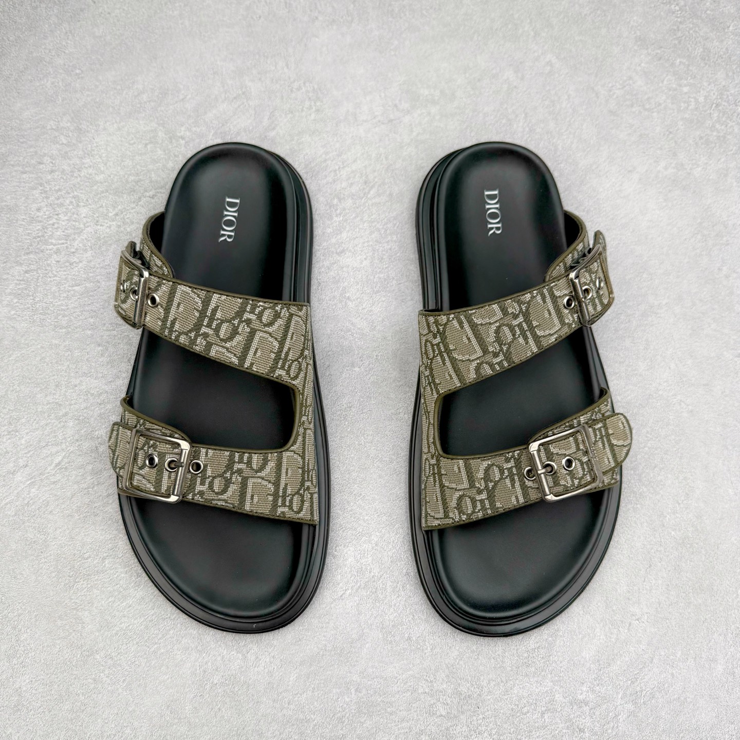 图片[2]-Dior 迪奥 Aqua 圆头平底 牛仔字母印花一字拖鞋 5色出货 现货独家供应‼ Dior 迪奥银色CD 扣图案重新诠释 灵感源自 Dior 档案。搭配“DIOR”标志和同色调凹口鞋底 可与短裤或牛仔裤轻松搭配，打造精致造型。 Size 38 39 40 41 42 43 44 45 46-选品中心