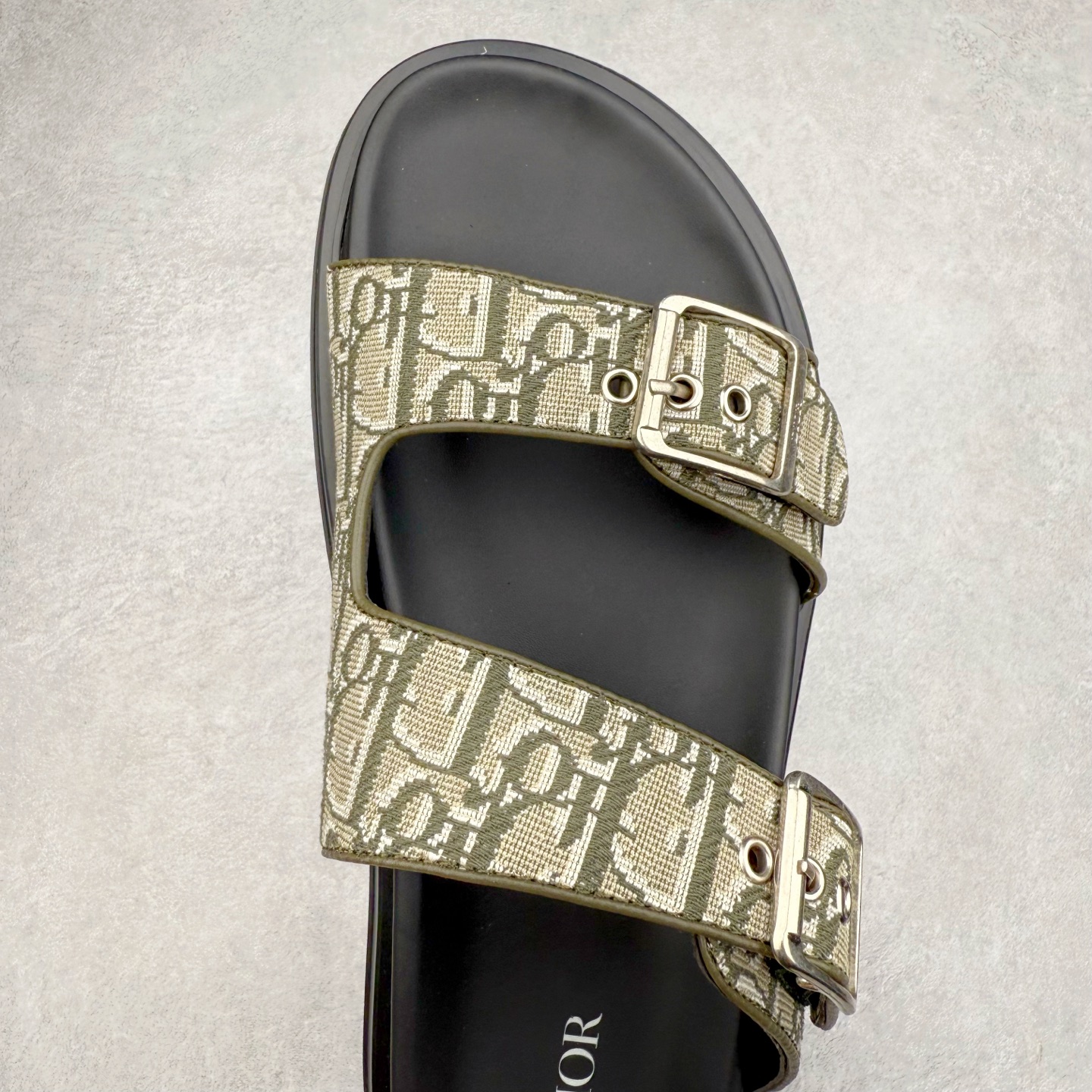 图片[4]-Dior 迪奥 Aqua 圆头平底 牛仔字母印花一字拖鞋 5色出货 现货独家供应‼ Dior 迪奥银色CD 扣图案重新诠释 灵感源自 Dior 档案。搭配“DIOR”标志和同色调凹口鞋底 可与短裤或牛仔裤轻松搭配，打造精致造型。 Size 38 39 40 41 42 43 44 45 46-选品中心