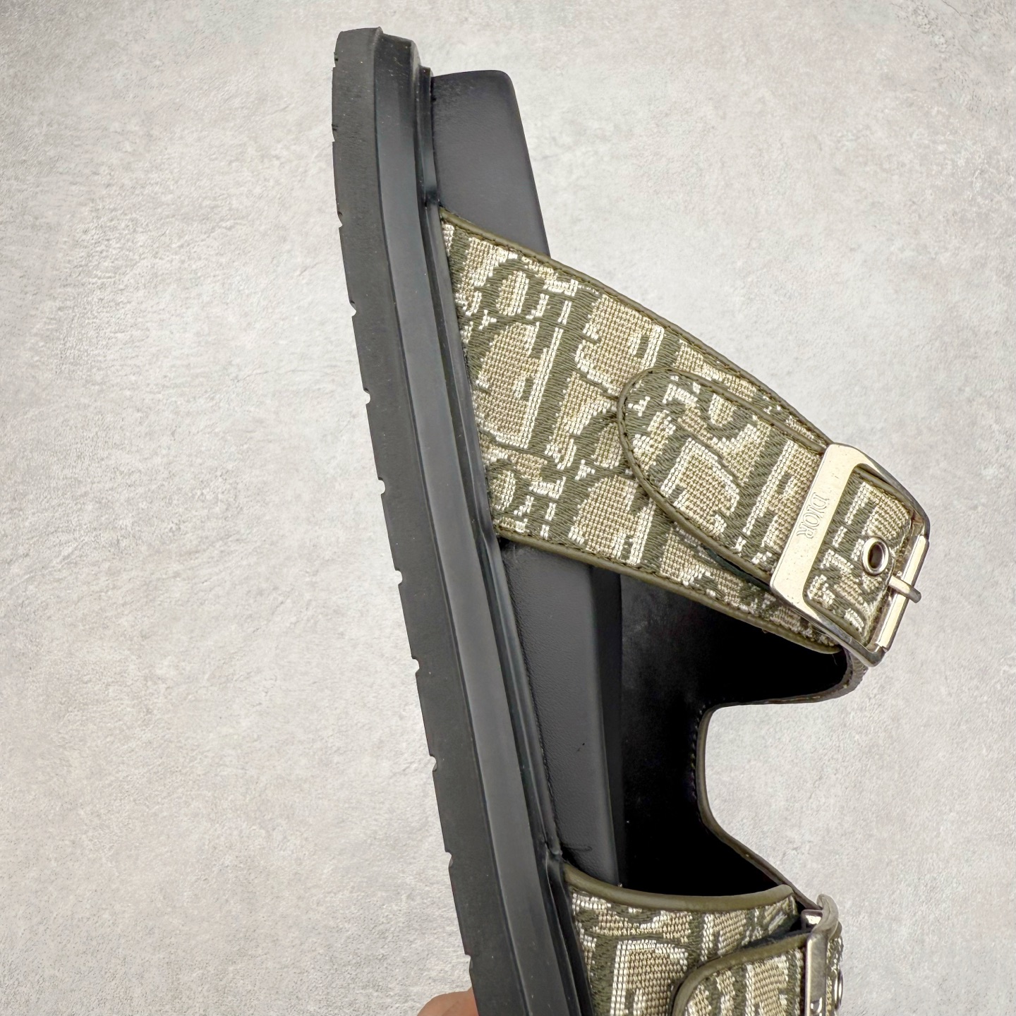 图片[6]-Dior 迪奥 Aqua 圆头平底 牛仔字母印花一字拖鞋 5色出货 现货独家供应‼ Dior 迪奥银色CD 扣图案重新诠释 灵感源自 Dior 档案。搭配“DIOR”标志和同色调凹口鞋底 可与短裤或牛仔裤轻松搭配，打造精致造型。 Size 38 39 40 41 42 43 44 45 46-选品中心