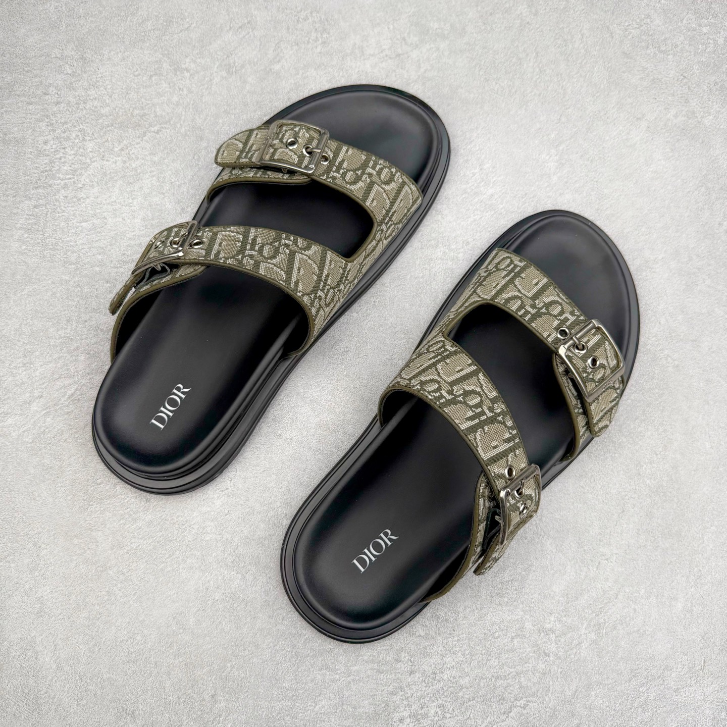 图片[3]-Dior 迪奥 Aqua 圆头平底 牛仔字母印花一字拖鞋 5色出货 现货独家供应‼ Dior 迪奥银色CD 扣图案重新诠释 灵感源自 Dior 档案。搭配“DIOR”标志和同色调凹口鞋底 可与短裤或牛仔裤轻松搭配，打造精致造型。 Size 38 39 40 41 42 43 44 45 46-选品中心