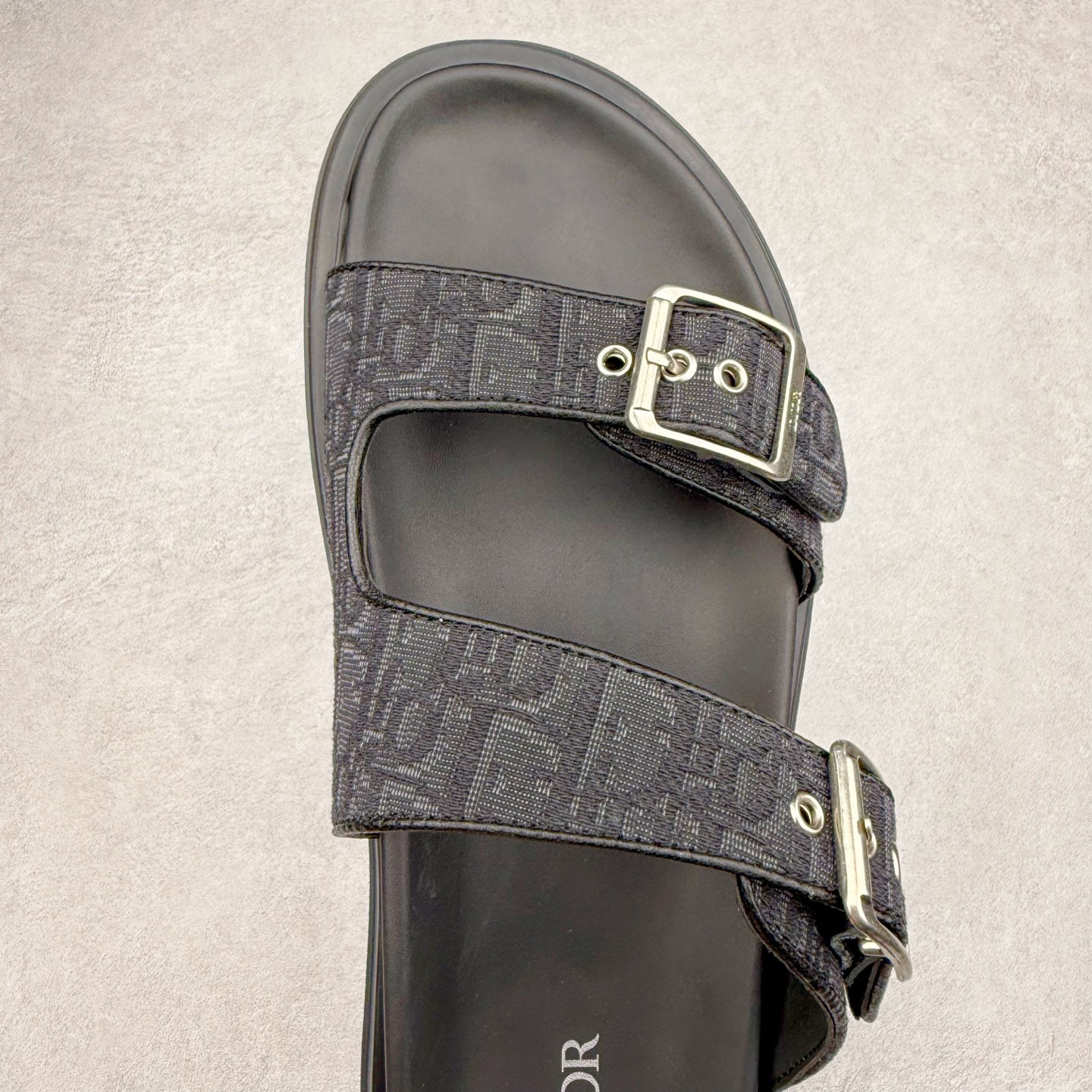 图片[4]-Dior 迪奥 Aqua 圆头平底 牛仔字母印花一字拖鞋 5色出货 现货独家供应‼ Dior 迪奥银色CD 扣图案重新诠释 灵感源自 Dior 档案。搭配“DIOR”标志和同色调凹口鞋底 可与短裤或牛仔裤轻松搭配，打造精致造型。 Size 38 39 40 41 42 43 44 45 46-选品中心