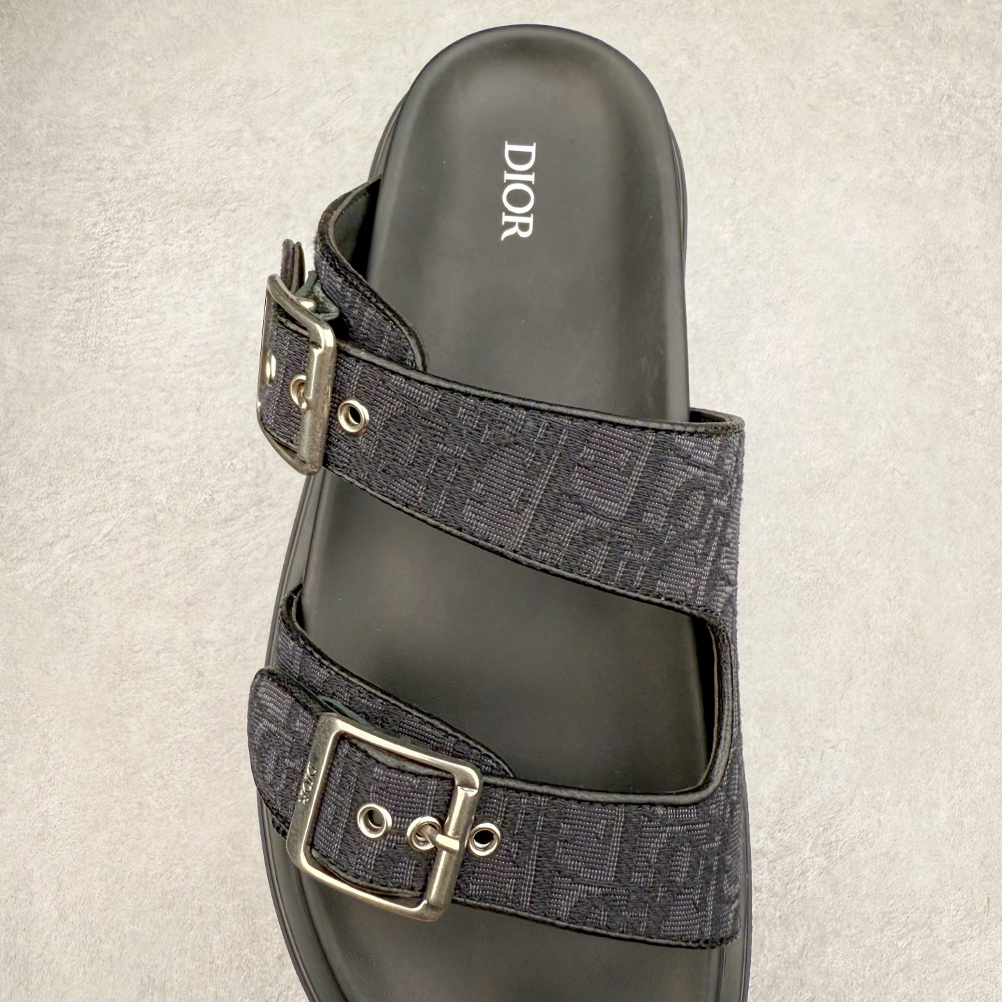 图片[5]-Dior 迪奥 Aqua 圆头平底 牛仔字母印花一字拖鞋 5色出货 现货独家供应‼ Dior 迪奥银色CD 扣图案重新诠释 灵感源自 Dior 档案。搭配“DIOR”标志和同色调凹口鞋底 可与短裤或牛仔裤轻松搭配，打造精致造型。 Size 38 39 40 41 42 43 44 45 46-选品中心