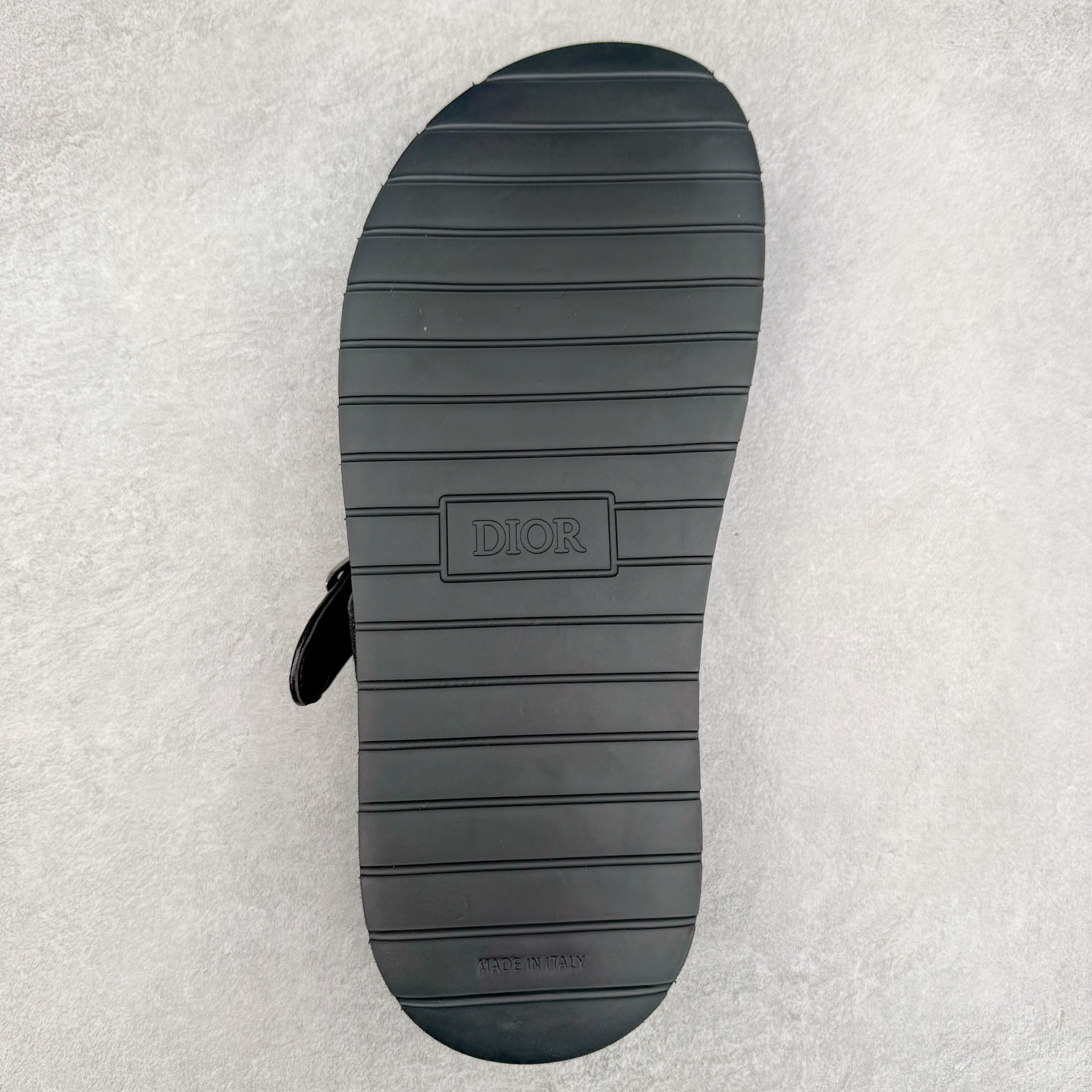 图片[9]-Dior 迪奥 Aqua 圆头平底 牛仔字母印花一字拖鞋 5色出货 现货独家供应‼ Dior 迪奥银色CD 扣图案重新诠释 灵感源自 Dior 档案。搭配“DIOR”标志和同色调凹口鞋底 可与短裤或牛仔裤轻松搭配，打造精致造型。 Size 38 39 40 41 42 43 44 45 46-选品中心