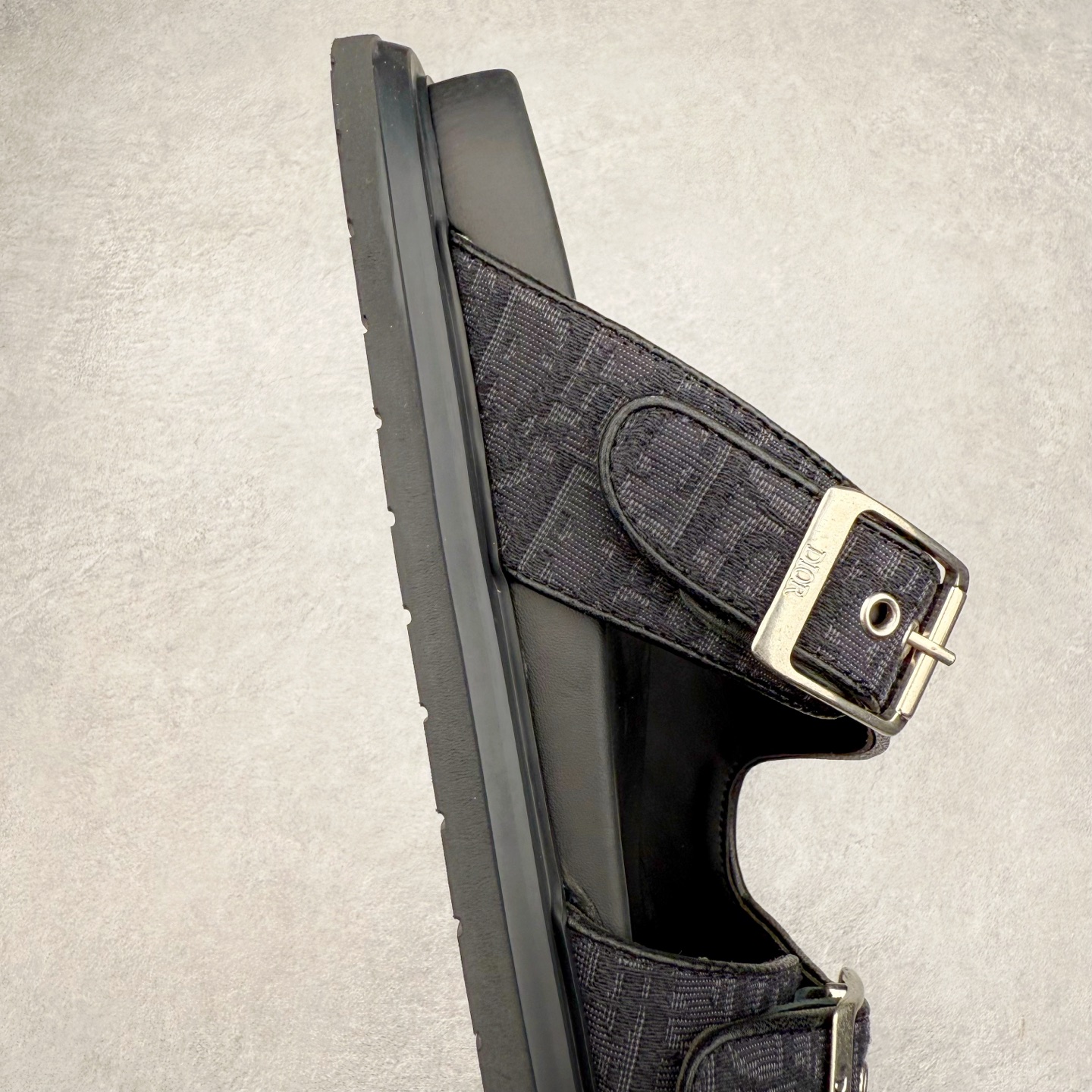 图片[6]-Dior 迪奥 Aqua 圆头平底 牛仔字母印花一字拖鞋 5色出货 现货独家供应‼ Dior 迪奥银色CD 扣图案重新诠释 灵感源自 Dior 档案。搭配“DIOR”标志和同色调凹口鞋底 可与短裤或牛仔裤轻松搭配，打造精致造型。 Size 38 39 40 41 42 43 44 45 46-选品中心