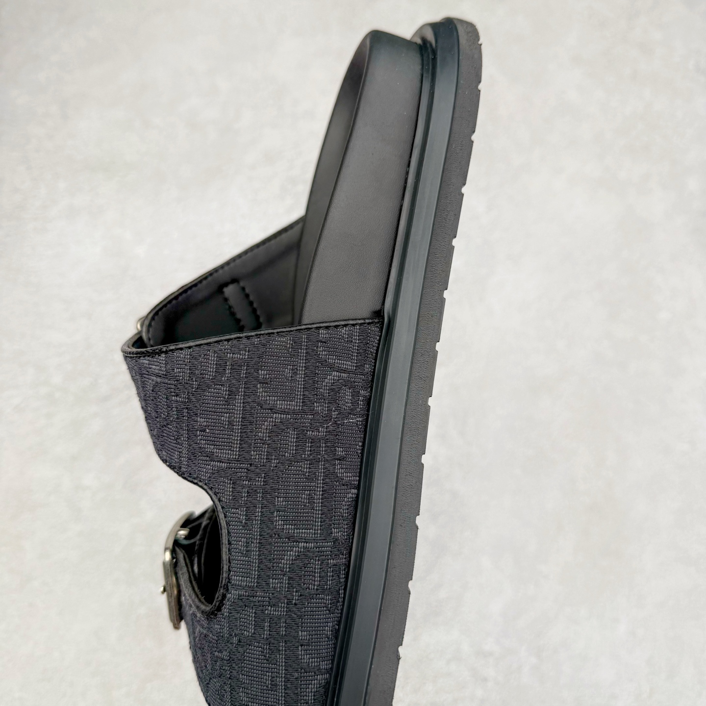 图片[7]-Dior 迪奥 Aqua 圆头平底 牛仔字母印花一字拖鞋 5色出货 现货独家供应‼ Dior 迪奥银色CD 扣图案重新诠释 灵感源自 Dior 档案。搭配“DIOR”标志和同色调凹口鞋底 可与短裤或牛仔裤轻松搭配，打造精致造型。 Size 38 39 40 41 42 43 44 45 46-选品中心