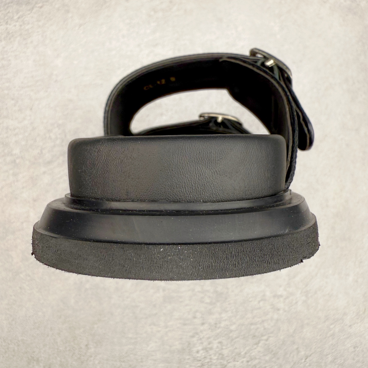 图片[8]-Dior 迪奥 Aqua 圆头平底 牛仔字母印花一字拖鞋 5色出货 现货独家供应‼ Dior 迪奥银色CD 扣图案重新诠释 灵感源自 Dior 档案。搭配“DIOR”标志和同色调凹口鞋底 可与短裤或牛仔裤轻松搭配，打造精致造型。 Size 38 39 40 41 42 43 44 45 46-选品中心