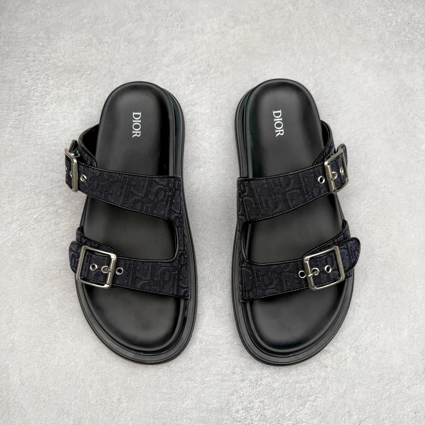 图片[2]-Dior 迪奥 Aqua 圆头平底 牛仔字母印花一字拖鞋 5色出货 现货独家供应‼ Dior 迪奥银色CD 扣图案重新诠释 灵感源自 Dior 档案。搭配“DIOR”标志和同色调凹口鞋底 可与短裤或牛仔裤轻松搭配，打造精致造型。 Size 38 39 40 41 42 43 44 45 46-选品中心