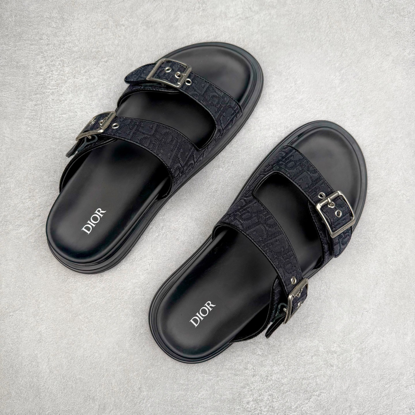 图片[3]-Dior 迪奥 Aqua 圆头平底 牛仔字母印花一字拖鞋 5色出货 现货独家供应‼ Dior 迪奥银色CD 扣图案重新诠释 灵感源自 Dior 档案。搭配“DIOR”标志和同色调凹口鞋底 可与短裤或牛仔裤轻松搭配，打造精致造型。 Size 38 39 40 41 42 43 44 45 46-选品中心