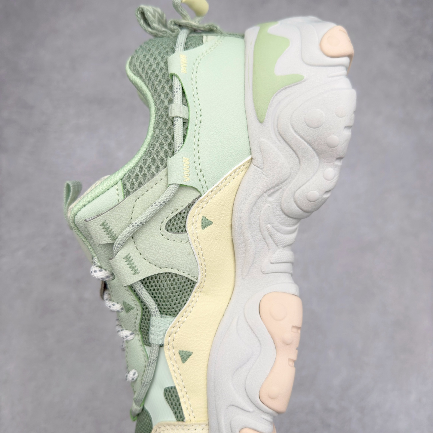 图片[7]-FILA FLUID 5 斐乐猫爪五代百搭低帮复古老爹风潮流休闲运动慢跑鞋 自老爹鞋开始流行于街头 FILA 陆续带回了一些老鞋 同时推出了诸多新鞋型 此番 FILA 为旗下 Ravagement 新增几款配色 将丰富的色彩组合起来 并搭配上繁复的鞋面结构 重新演绎了这双山系老爹鞋 尺码：35 36 36.5 37.5 38 38.5 39 40 40.5 41 42 42.5 43 44 44.5 45-选品中心