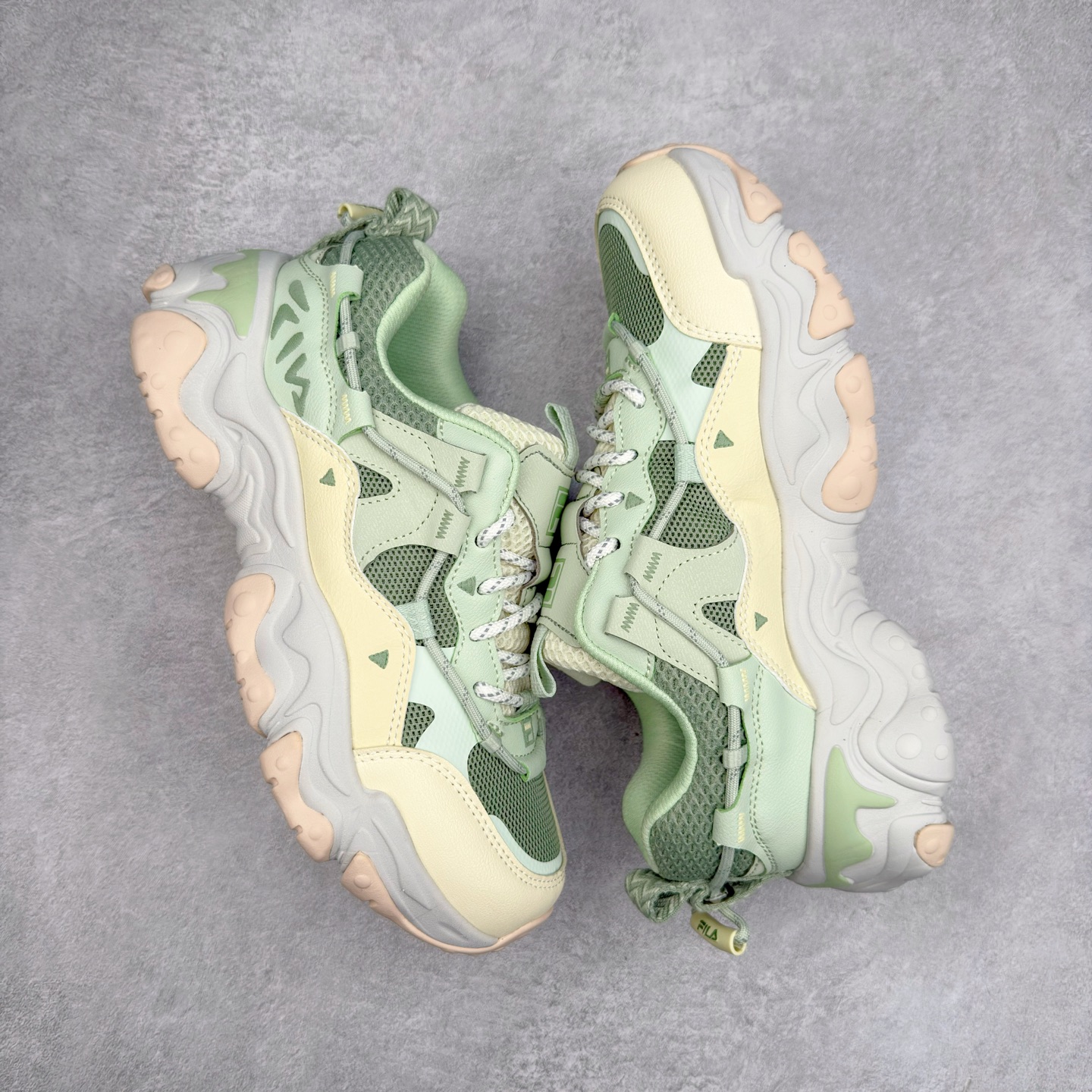图片[3]-FILA FLUID 5 斐乐猫爪五代百搭低帮复古老爹风潮流休闲运动慢跑鞋 自老爹鞋开始流行于街头 FILA 陆续带回了一些老鞋 同时推出了诸多新鞋型 此番 FILA 为旗下 Ravagement 新增几款配色 将丰富的色彩组合起来 并搭配上繁复的鞋面结构 重新演绎了这双山系老爹鞋 尺码：35 36 36.5 37.5 38 38.5 39 40 40.5 41 42 42.5 43 44 44.5 45-选品中心