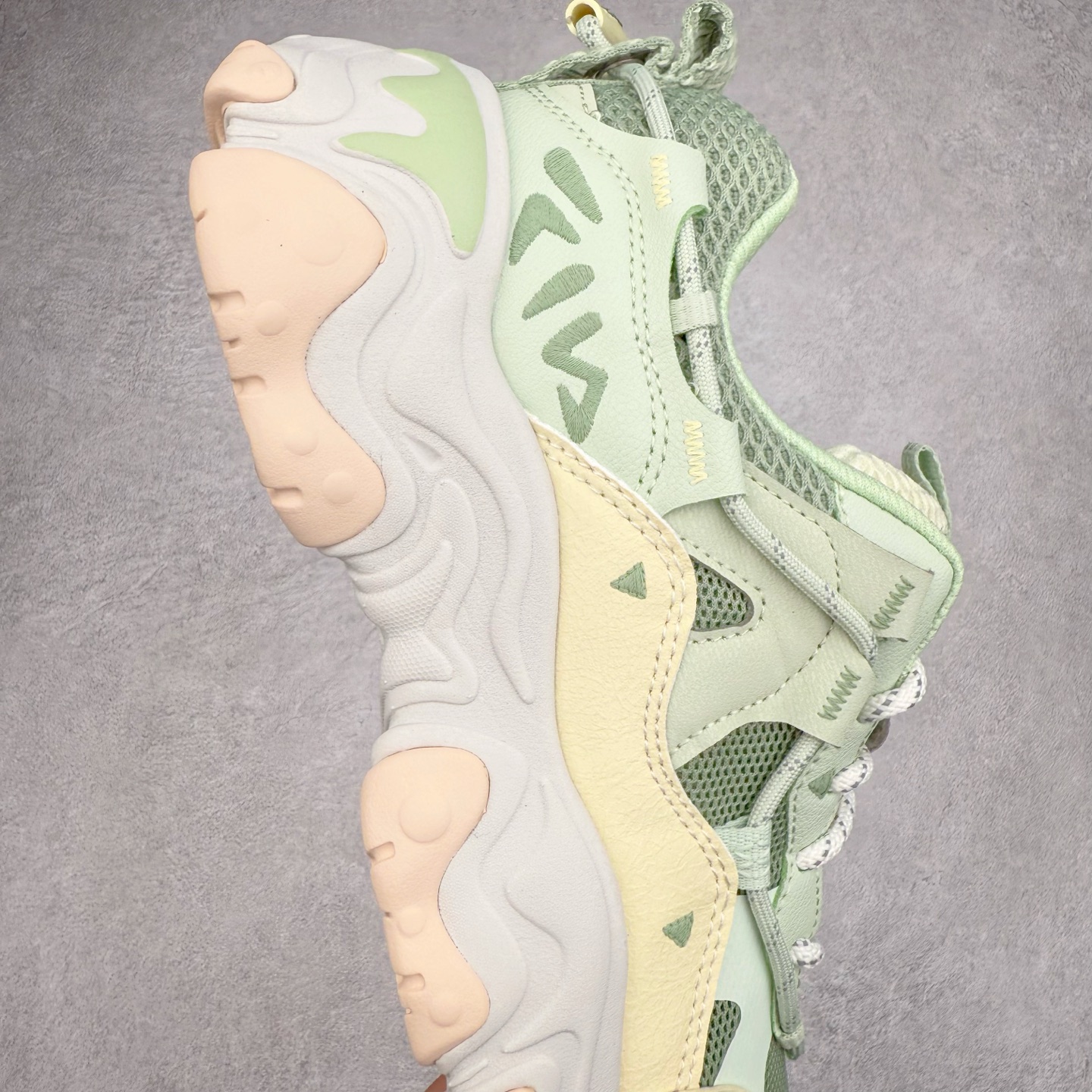 图片[6]-FILA FLUID 5 斐乐猫爪五代百搭低帮复古老爹风潮流休闲运动慢跑鞋 自老爹鞋开始流行于街头 FILA 陆续带回了一些老鞋 同时推出了诸多新鞋型 此番 FILA 为旗下 Ravagement 新增几款配色 将丰富的色彩组合起来 并搭配上繁复的鞋面结构 重新演绎了这双山系老爹鞋 尺码：35 36 36.5 37.5 38 38.5 39 40 40.5 41 42 42.5 43 44 44.5 45-选品中心