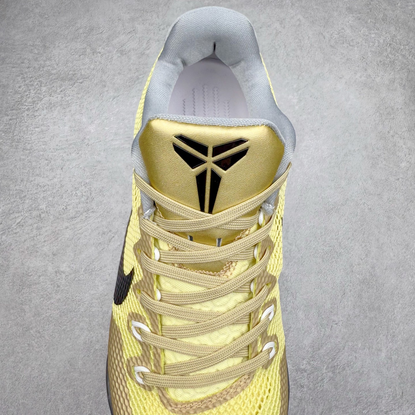 图片[5]-NK Kobe 11 Elite Low 科比11代实战篮球鞋 836186-100 科比退役前的最后一双签名鞋意义重大 Eric Avar这次采用了低帮的鞋身设计 并使用加强版的Flyknit编织面料作为鞋面 更加坚韧牢固 提供更好的保护 中底依日采用了混合缓震的设计 前掌的Lunarlon搭配后掌Zoom Air气垫 确保缓震性能的强劲 尺码：39 40 40.5 41 42 42.5 43 44 44.5 45 46 47.5 48.5-选品中心