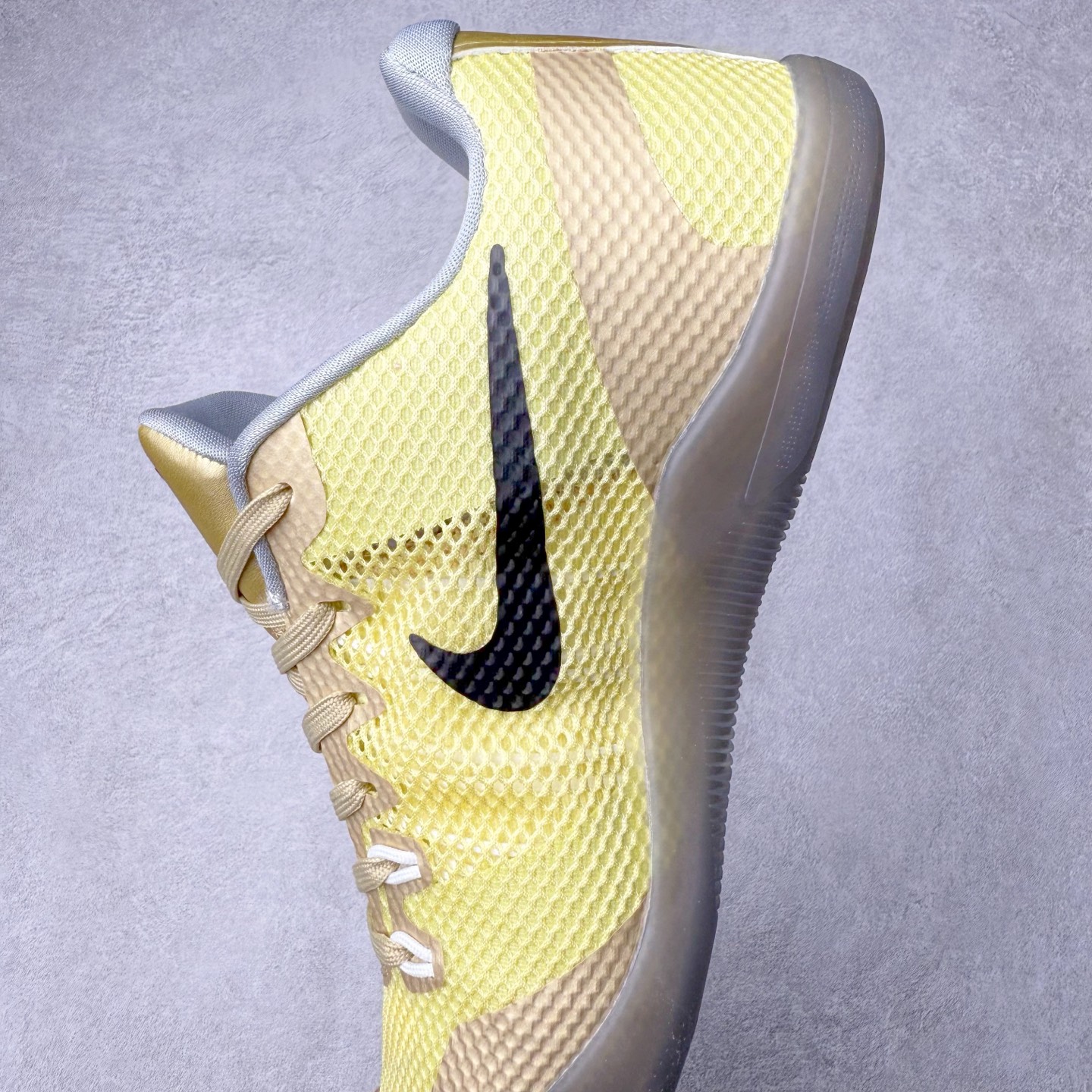 图片[7]-NK Kobe 11 Elite Low 科比11代实战篮球鞋 836186-100 科比退役前的最后一双签名鞋意义重大 Eric Avar这次采用了低帮的鞋身设计 并使用加强版的Flyknit编织面料作为鞋面 更加坚韧牢固 提供更好的保护 中底依日采用了混合缓震的设计 前掌的Lunarlon搭配后掌Zoom Air气垫 确保缓震性能的强劲 尺码：39 40 40.5 41 42 42.5 43 44 44.5 45 46 47.5 48.5-选品中心