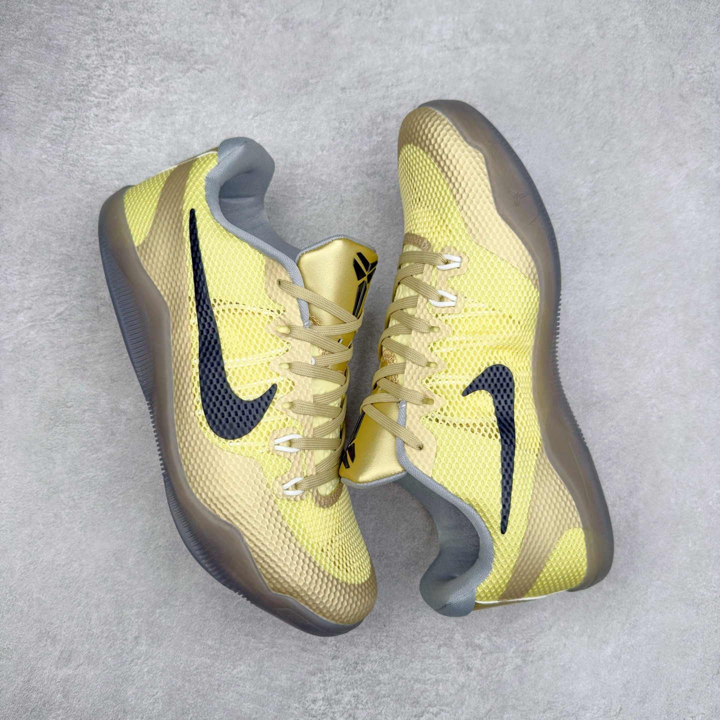 图片[3]-NK Kobe 11 Elite Low 科比11代实战篮球鞋 836186-100 科比退役前的最后一双签名鞋意义重大 Eric Avar这次采用了低帮的鞋身设计 并使用加强版的Flyknit编织面料作为鞋面 更加坚韧牢固 提供更好的保护 中底依日采用了混合缓震的设计 前掌的Lunarlon搭配后掌Zoom Air气垫 确保缓震性能的强劲 尺码：39 40 40.5 41 42 42.5 43 44 44.5 45 46 47.5 48.5-选品中心