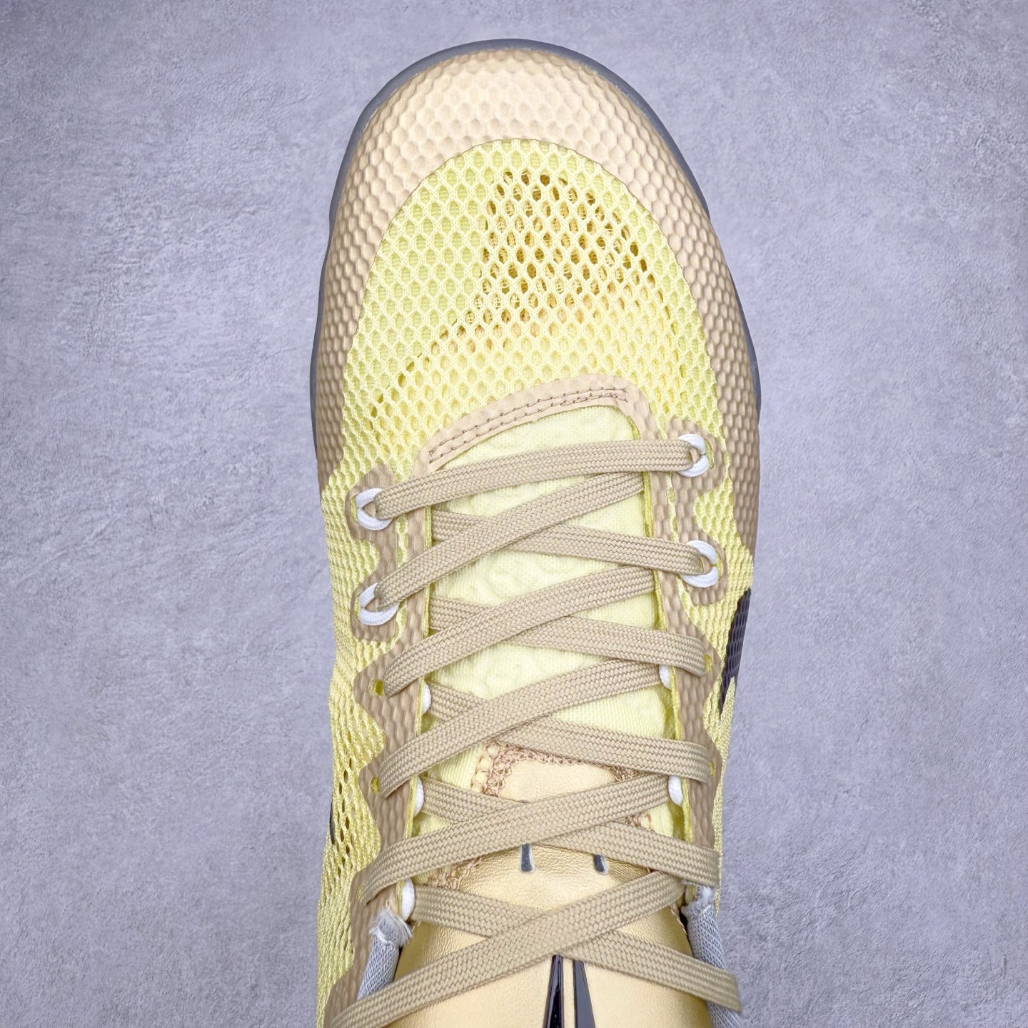 图片[4]-NK Kobe 11 Elite Low 科比11代实战篮球鞋 836186-100 科比退役前的最后一双签名鞋意义重大 Eric Avar这次采用了低帮的鞋身设计 并使用加强版的Flyknit编织面料作为鞋面 更加坚韧牢固 提供更好的保护 中底依日采用了混合缓震的设计 前掌的Lunarlon搭配后掌Zoom Air气垫 确保缓震性能的强劲 尺码：39 40 40.5 41 42 42.5 43 44 44.5 45 46 47.5 48.5-选品中心