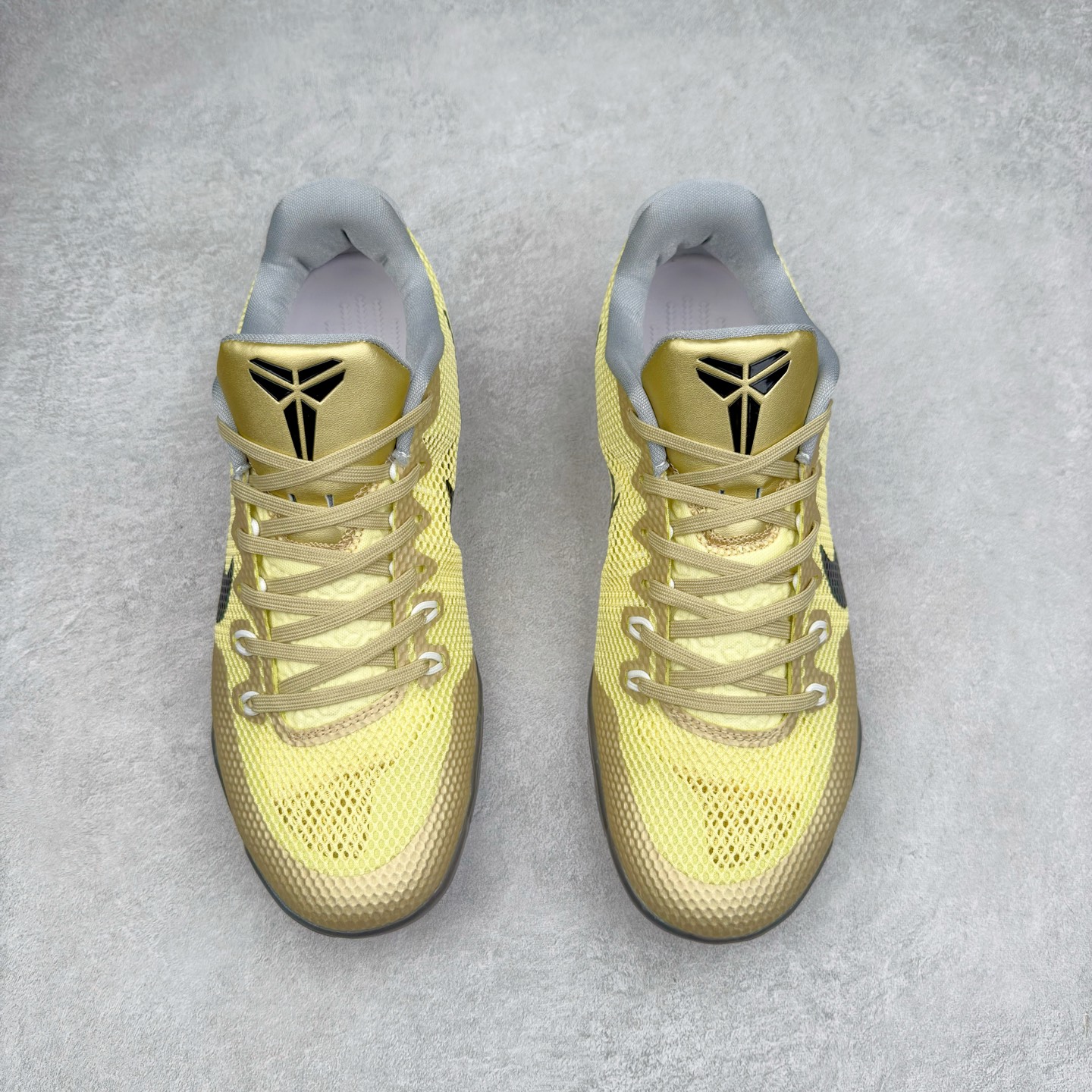 图片[2]-NK Kobe 11 Elite Low 科比11代实战篮球鞋 836186-100 科比退役前的最后一双签名鞋意义重大 Eric Avar这次采用了低帮的鞋身设计 并使用加强版的Flyknit编织面料作为鞋面 更加坚韧牢固 提供更好的保护 中底依日采用了混合缓震的设计 前掌的Lunarlon搭配后掌Zoom Air气垫 确保缓震性能的强劲 尺码：39 40 40.5 41 42 42.5 43 44 44.5 45 46 47.5 48.5-选品中心