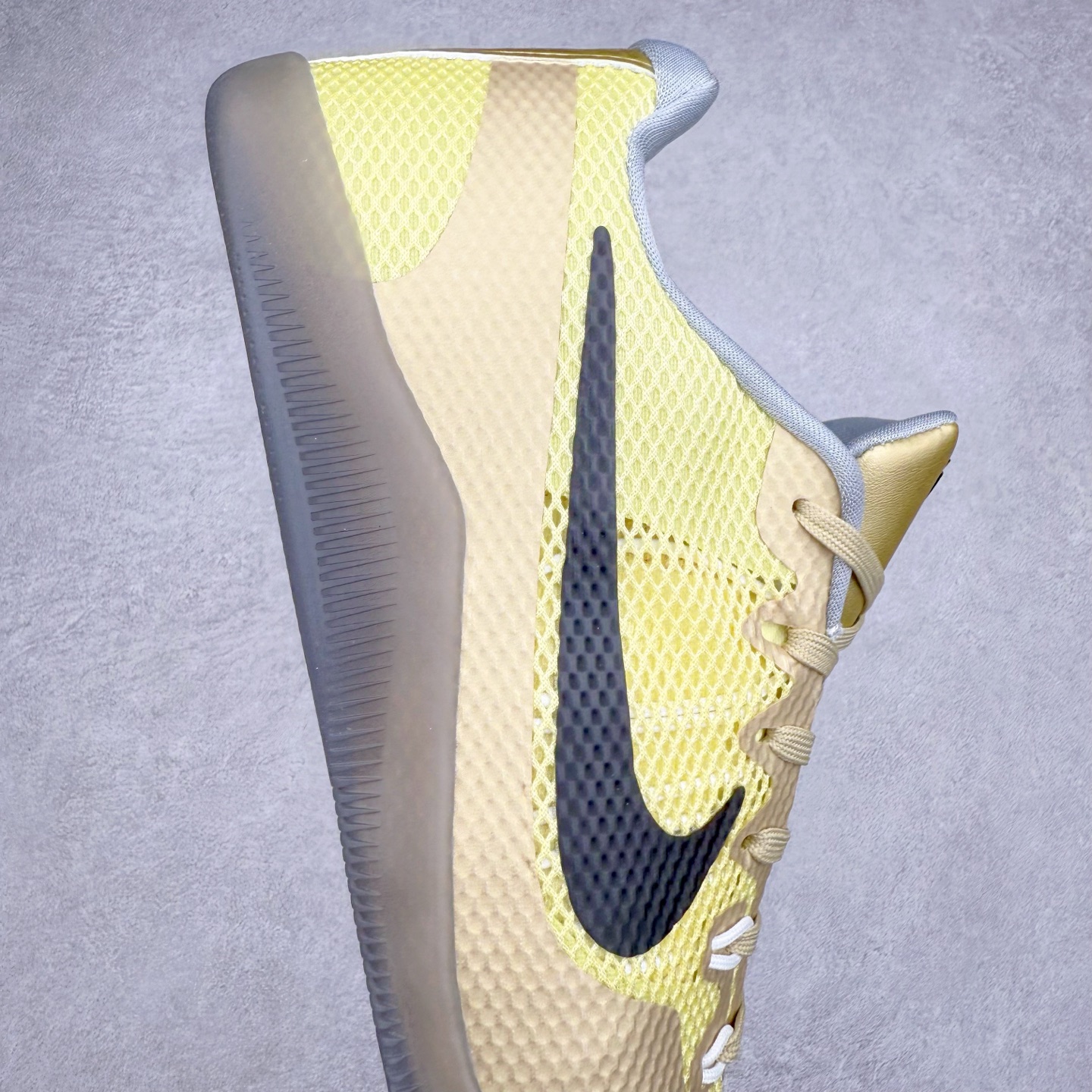 图片[6]-NK Kobe 11 Elite Low 科比11代实战篮球鞋 836186-100 科比退役前的最后一双签名鞋意义重大 Eric Avar这次采用了低帮的鞋身设计 并使用加强版的Flyknit编织面料作为鞋面 更加坚韧牢固 提供更好的保护 中底依日采用了混合缓震的设计 前掌的Lunarlon搭配后掌Zoom Air气垫 确保缓震性能的强劲 尺码：39 40 40.5 41 42 42.5 43 44 44.5 45 46 47.5 48.5-选品中心