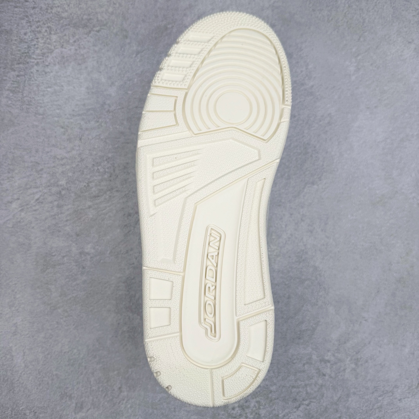 图片[9]-Jordan Spizike Low AJ复古低帮篮球鞋 IB4464-025 这款鞋子著名导演斯派克李的Jordan Spizike专属 预计于明年夏季推出全新低帮版本 将包括三款配色 经典爆裂纹非常复古 两款配色分别以大学红和黑曜石蓝进行区分 鞋身设计中依旧带有大象爆裂纹、鞋侧束带、塑胶网布等经典元素 之后 在鞋舌、内衬以及鞋底等位置缀以大学红和黑曜石蓝搭配 带来全新造型 尺码：36 36.5 37.5 38 38.5 39 40 40.5 41 42 42.5 43 44 44.5 45 46 47.5-选品中心