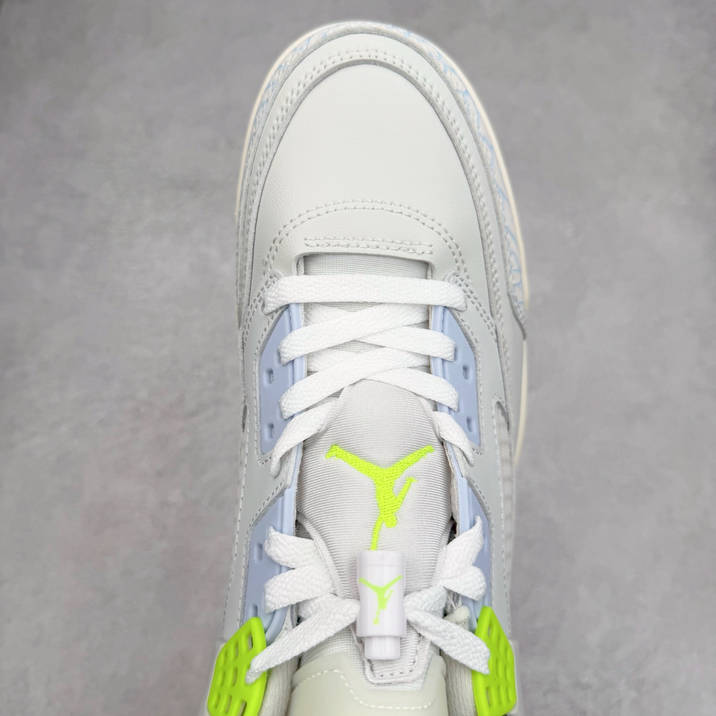 图片[4]-Jordan Spizike Low AJ复古低帮篮球鞋 IB4464-025 这款鞋子著名导演斯派克李的Jordan Spizike专属 预计于明年夏季推出全新低帮版本 将包括三款配色 经典爆裂纹非常复古 两款配色分别以大学红和黑曜石蓝进行区分 鞋身设计中依旧带有大象爆裂纹、鞋侧束带、塑胶网布等经典元素 之后 在鞋舌、内衬以及鞋底等位置缀以大学红和黑曜石蓝搭配 带来全新造型 尺码：36 36.5 37.5 38 38.5 39 40 40.5 41 42 42.5 43 44 44.5 45 46 47.5-选品中心