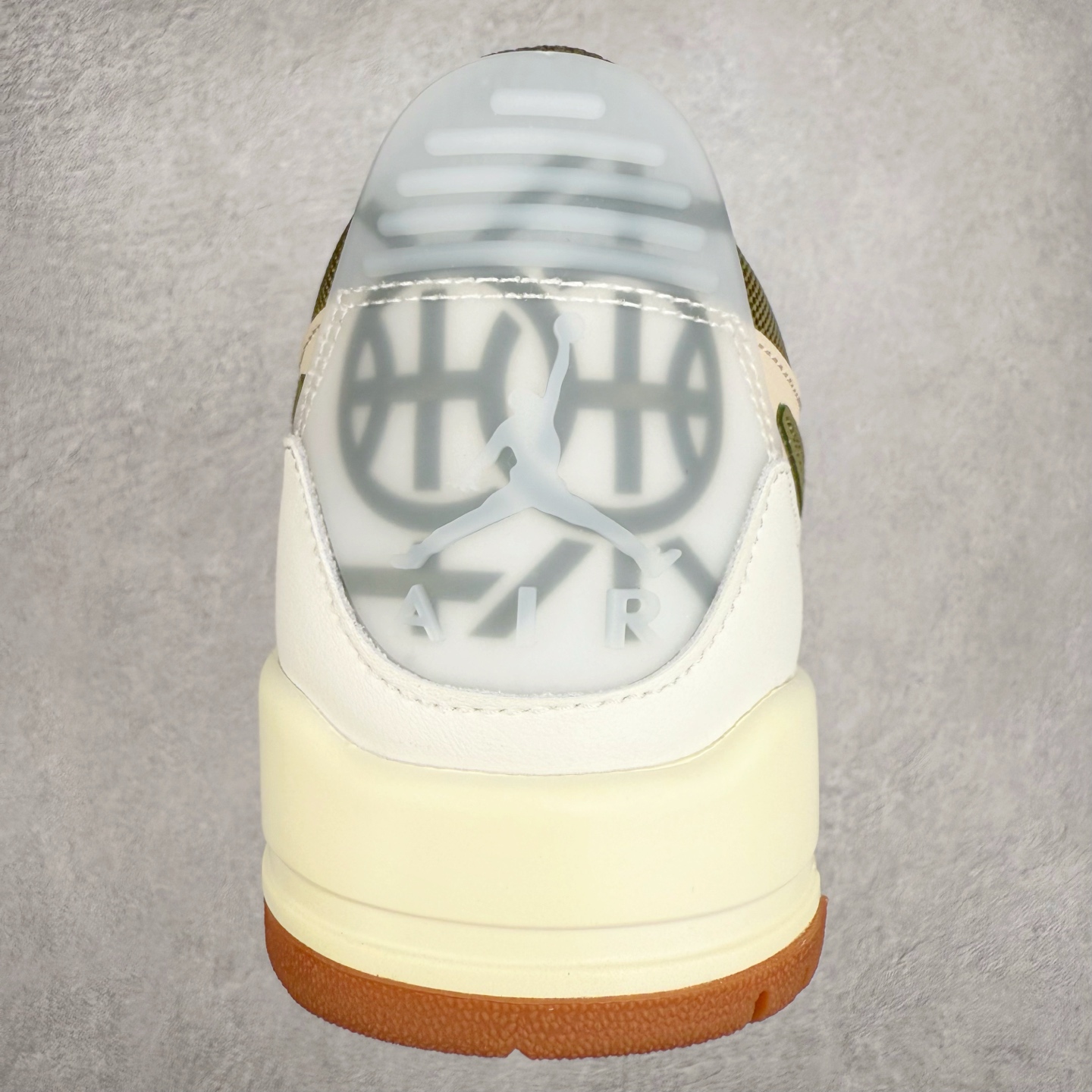 图片[8]-Air Jordan Legacy AJ312 低帮 IB8856-121 鞋身采用了皮革材质打造 横跨鞋面的魔术贴十分吸睛 侧面的Swoosh Logo的一部分被鞋面遮挡了一部分 颇具玩味 魔术贴上标有NK标识 而鞋舌上是Jordan的经典飞翼Logo 后跟和鞋底均采用了Air Jordan 3 的设计 后跟上同样也使用了经典的爆裂纹图案 尺码：36 36.5 37.5 38 38.5 39 40 40.5 41 42 42.5 43 44 44.5 45 46 47.5-选品中心