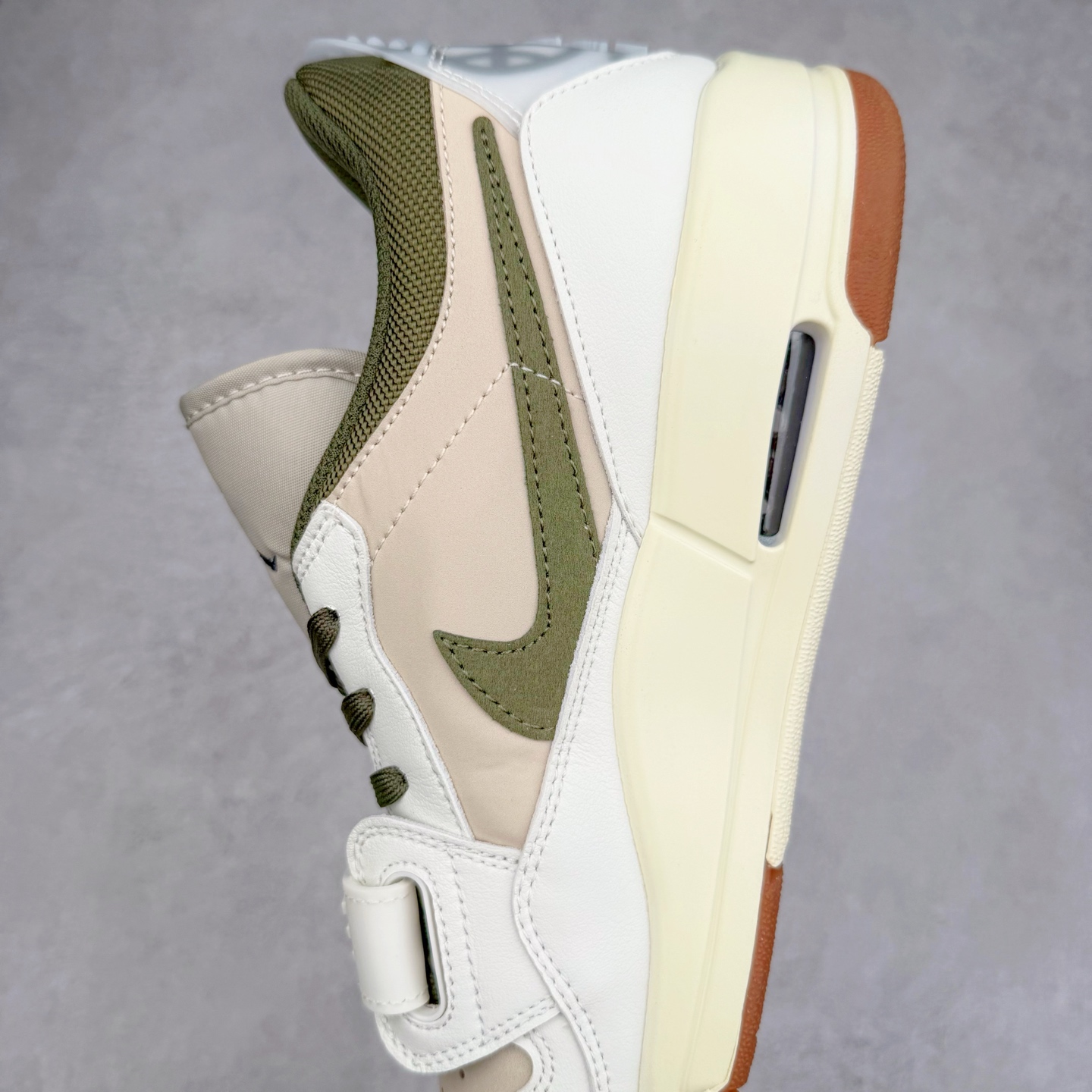 图片[7]-Air Jordan Legacy AJ312 低帮 IB8856-121 鞋身采用了皮革材质打造 横跨鞋面的魔术贴十分吸睛 侧面的Swoosh Logo的一部分被鞋面遮挡了一部分 颇具玩味 魔术贴上标有NK标识 而鞋舌上是Jordan的经典飞翼Logo 后跟和鞋底均采用了Air Jordan 3 的设计 后跟上同样也使用了经典的爆裂纹图案 尺码：36 36.5 37.5 38 38.5 39 40 40.5 41 42 42.5 43 44 44.5 45 46 47.5-选品中心