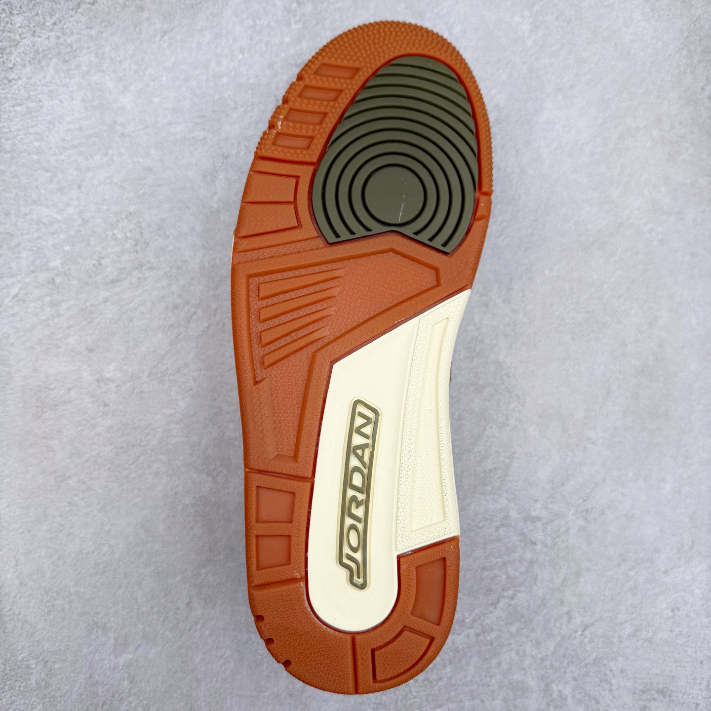 图片[9]-Air Jordan Legacy AJ312 低帮 IB8856-121 鞋身采用了皮革材质打造 横跨鞋面的魔术贴十分吸睛 侧面的Swoosh Logo的一部分被鞋面遮挡了一部分 颇具玩味 魔术贴上标有NK标识 而鞋舌上是Jordan的经典飞翼Logo 后跟和鞋底均采用了Air Jordan 3 的设计 后跟上同样也使用了经典的爆裂纹图案 尺码：36 36.5 37.5 38 38.5 39 40 40.5 41 42 42.5 43 44 44.5 45 46 47.5-选品中心