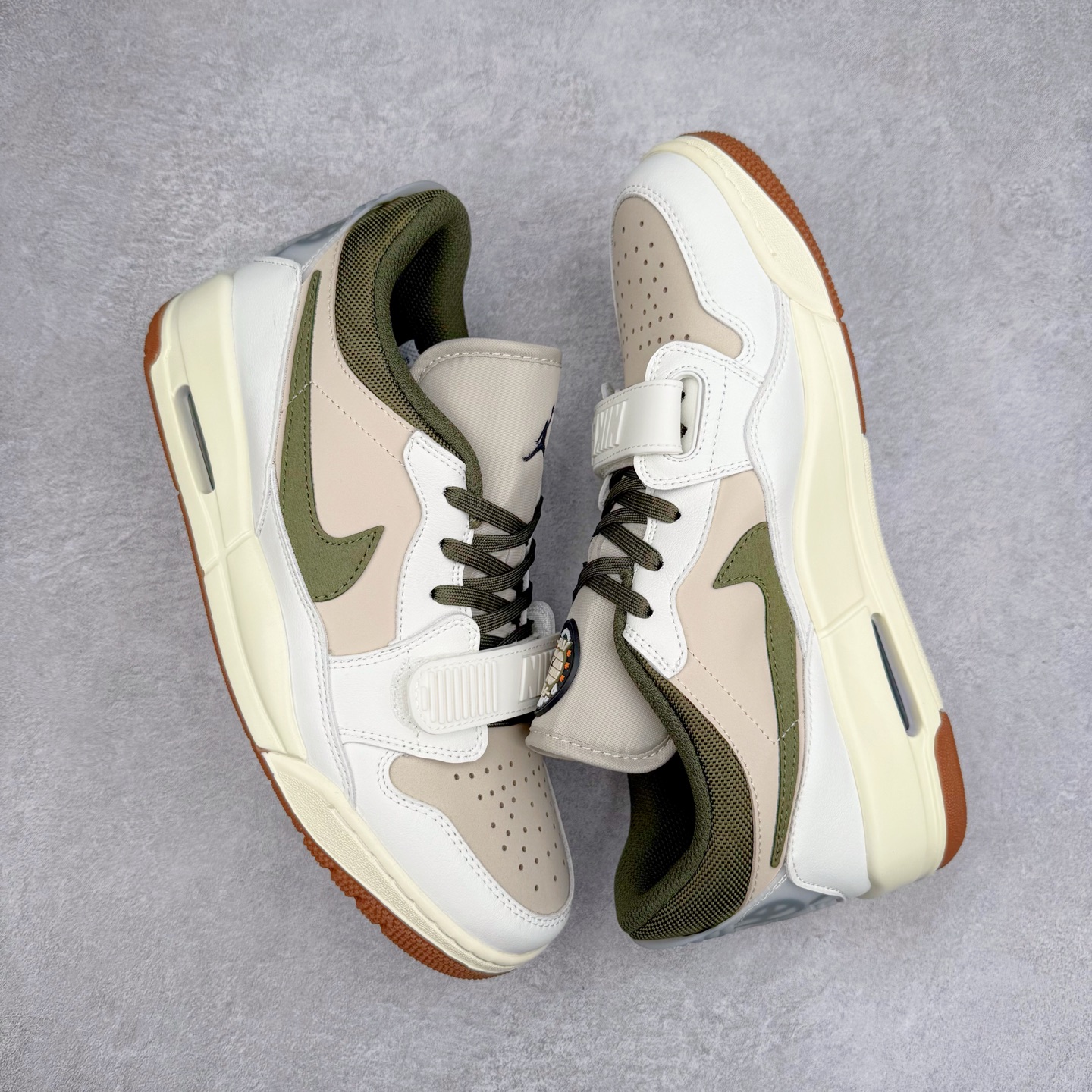 图片[3]-Air Jordan Legacy AJ312 低帮 IB8856-121 鞋身采用了皮革材质打造 横跨鞋面的魔术贴十分吸睛 侧面的Swoosh Logo的一部分被鞋面遮挡了一部分 颇具玩味 魔术贴上标有NK标识 而鞋舌上是Jordan的经典飞翼Logo 后跟和鞋底均采用了Air Jordan 3 的设计 后跟上同样也使用了经典的爆裂纹图案 尺码：36 36.5 37.5 38 38.5 39 40 40.5 41 42 42.5 43 44 44.5 45 46 47.5-选品中心