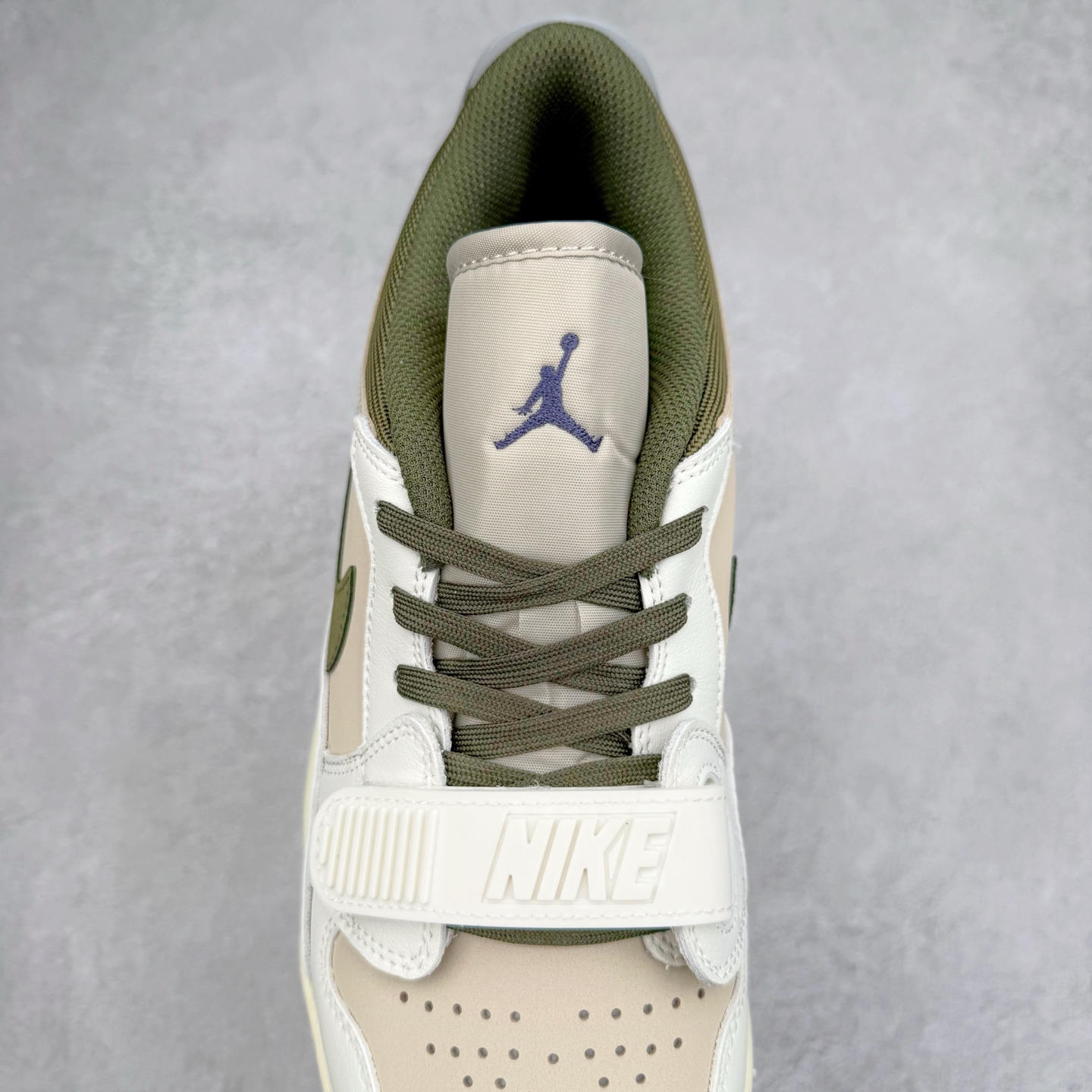 图片[5]-Air Jordan Legacy AJ312 低帮 IB8856-121 鞋身采用了皮革材质打造 横跨鞋面的魔术贴十分吸睛 侧面的Swoosh Logo的一部分被鞋面遮挡了一部分 颇具玩味 魔术贴上标有NK标识 而鞋舌上是Jordan的经典飞翼Logo 后跟和鞋底均采用了Air Jordan 3 的设计 后跟上同样也使用了经典的爆裂纹图案 尺码：36 36.5 37.5 38 38.5 39 40 40.5 41 42 42.5 43 44 44.5 45 46 47.5-选品中心